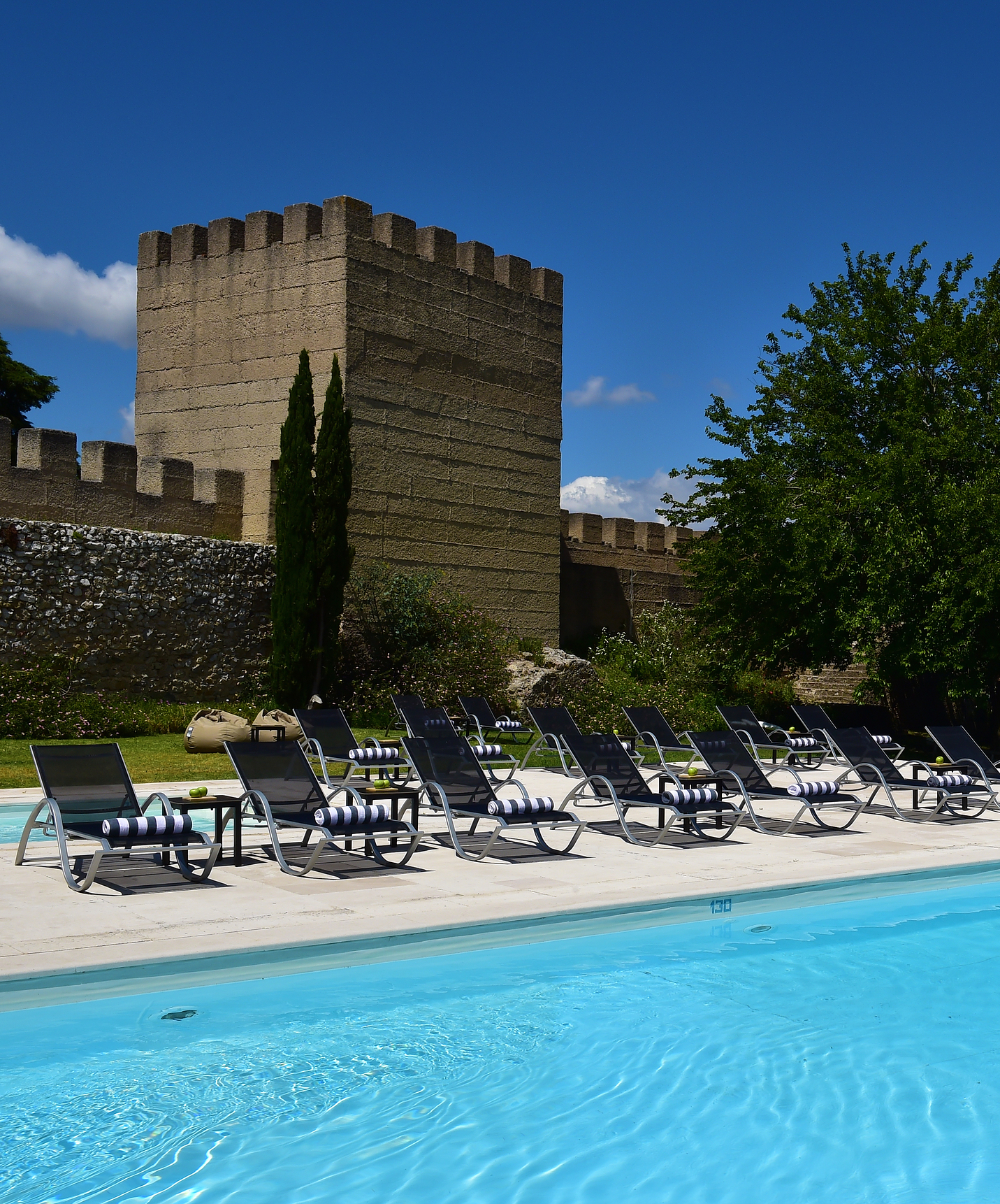 Pousada Castelo Alcácer do Sal, ein Hotel in Alcácer mit Blick auf den Fluss Sado, hat einen Pool mit Liegen