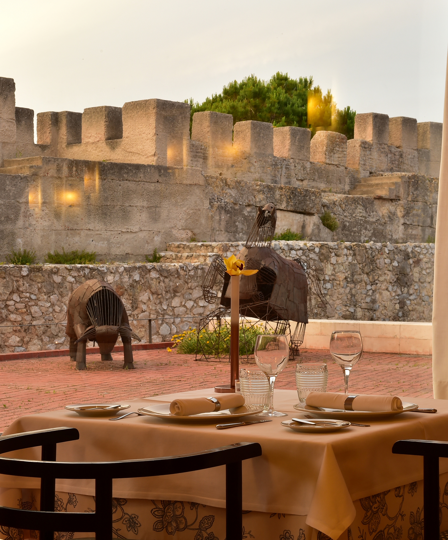 Pousada Castelo Alcácer do Sal, ein Hotel in Alcácer mit Blick auf den Fluss Sado, hat ein Restaurant mit Terrasse