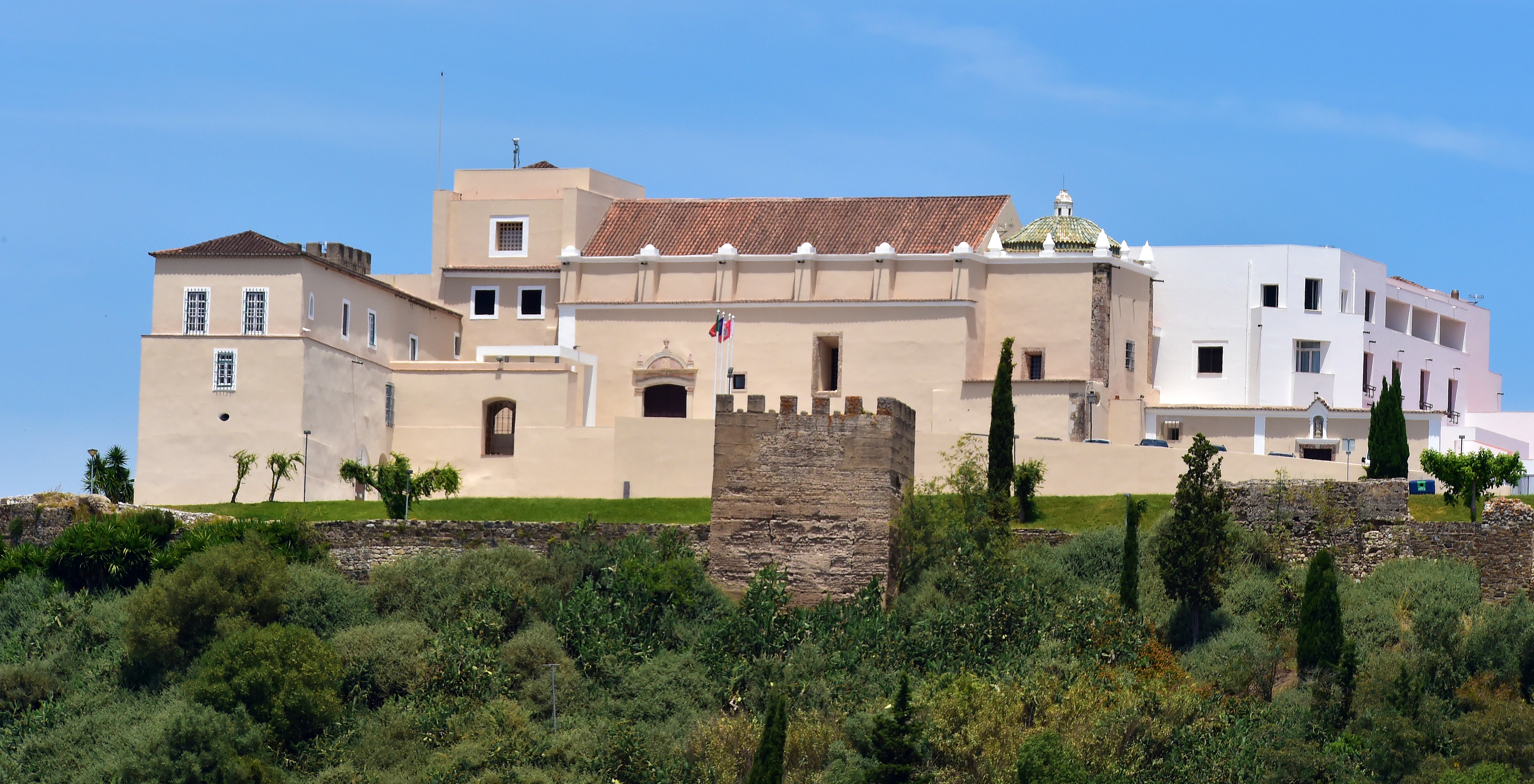 Außenansicht der Pousada Castelo Alcácer do Sal, einem historischen Hotel umgeben von Vegetation