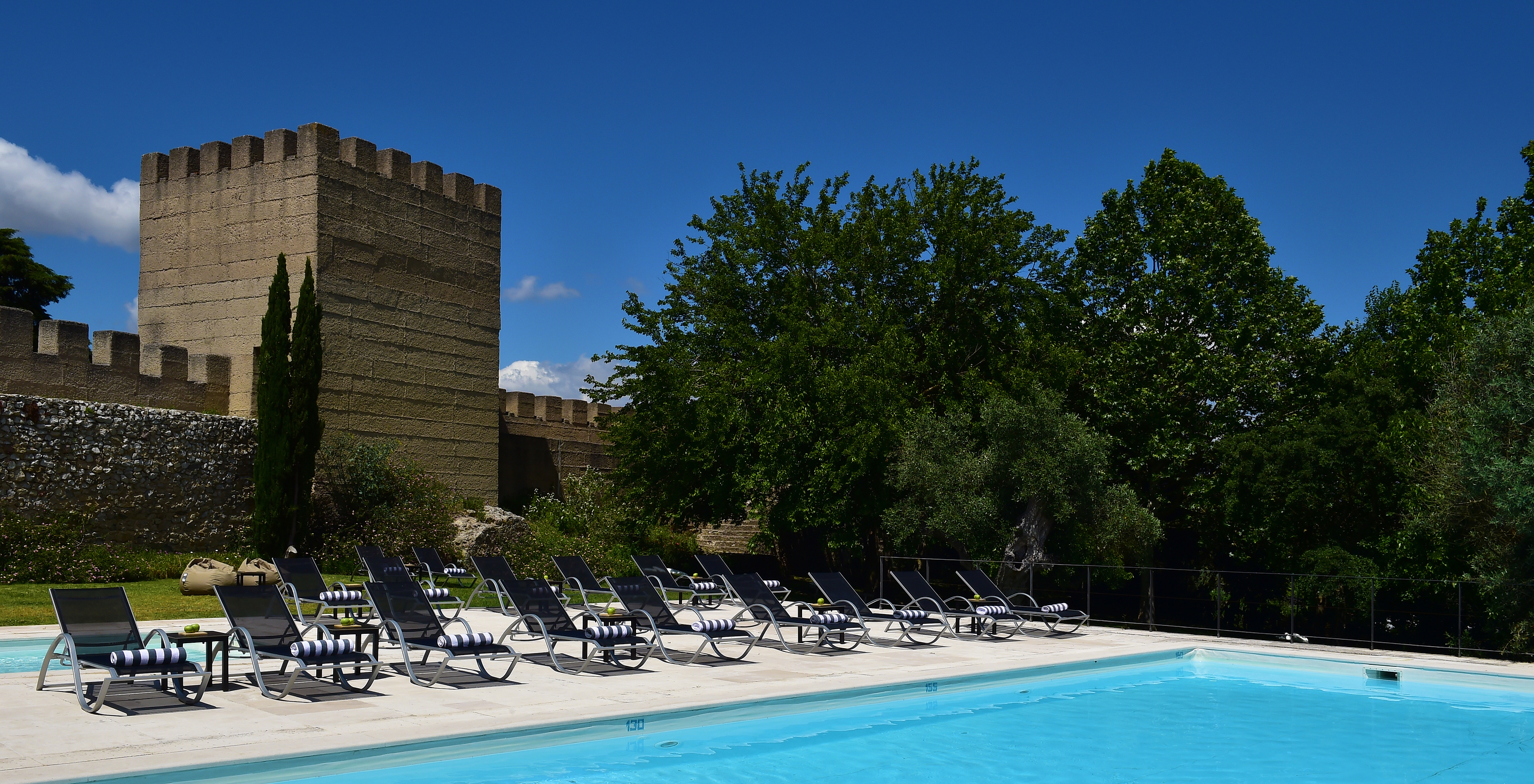 Die Pousada Castelo Alcácer do Sal, ein Hotel in Alcácer mit Blick auf den Fluss Sado, hat einen Pool mit Liegen