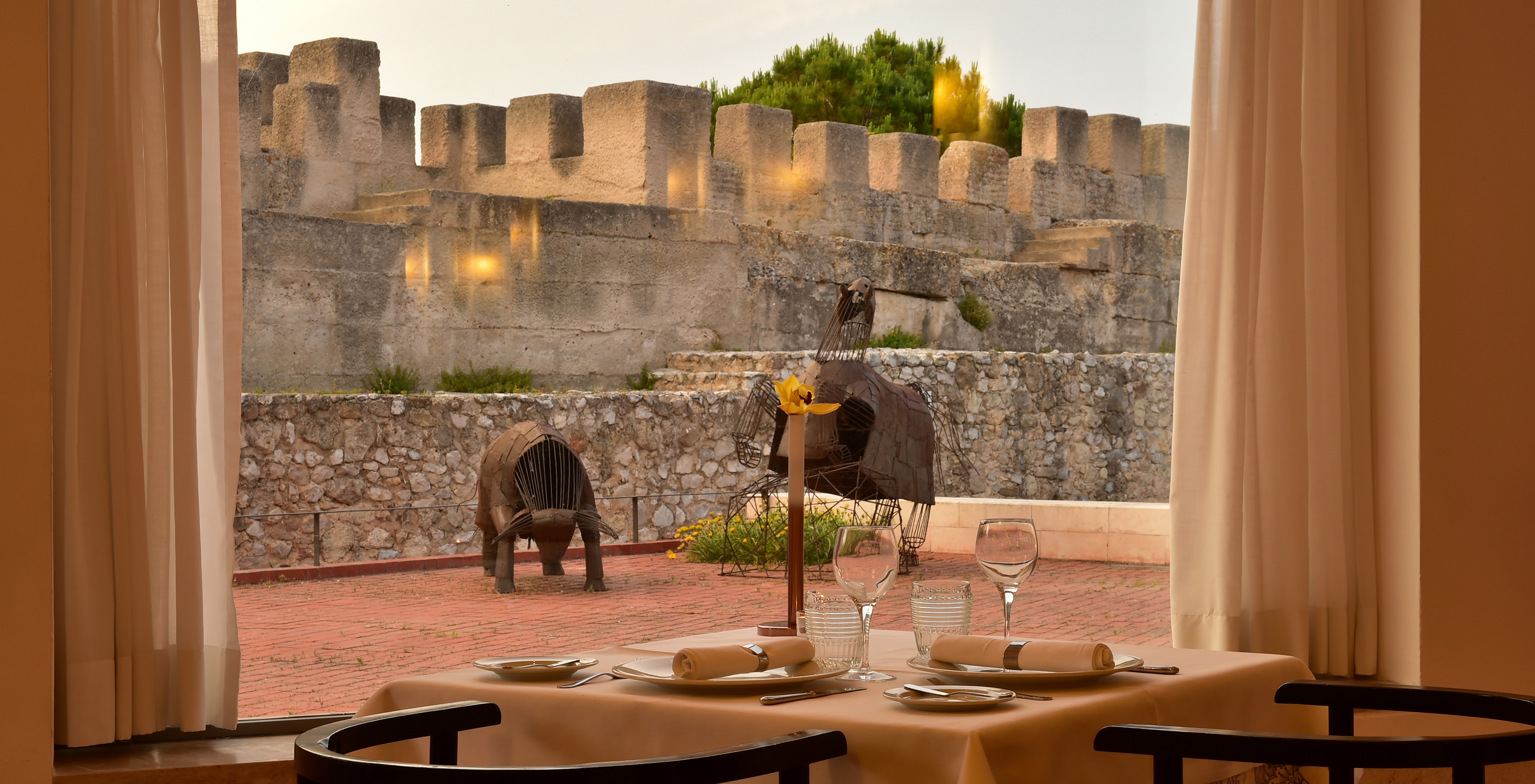 Das Restaurant Sado, im historischen Hotel in Alcácer do Sal, hat eine Terrasse mit Blick auf die Mauer