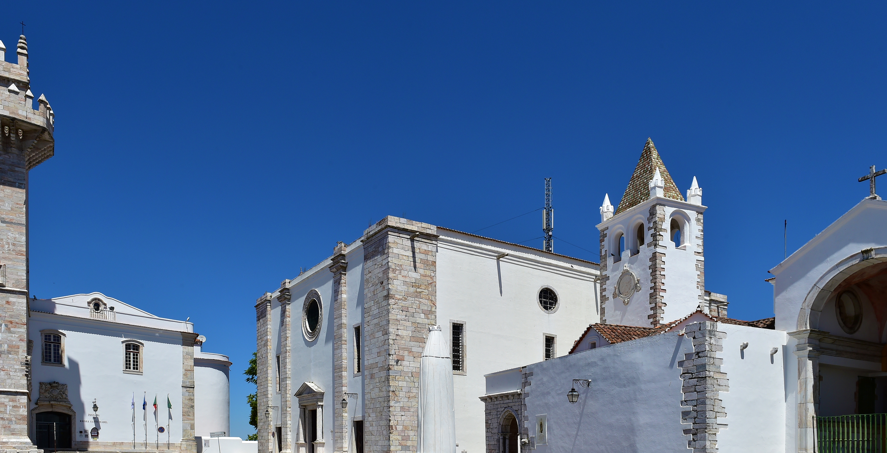 Platz vor dem Hotel in Estremoz mit einer Statue, historischen Gebäuden und Autos