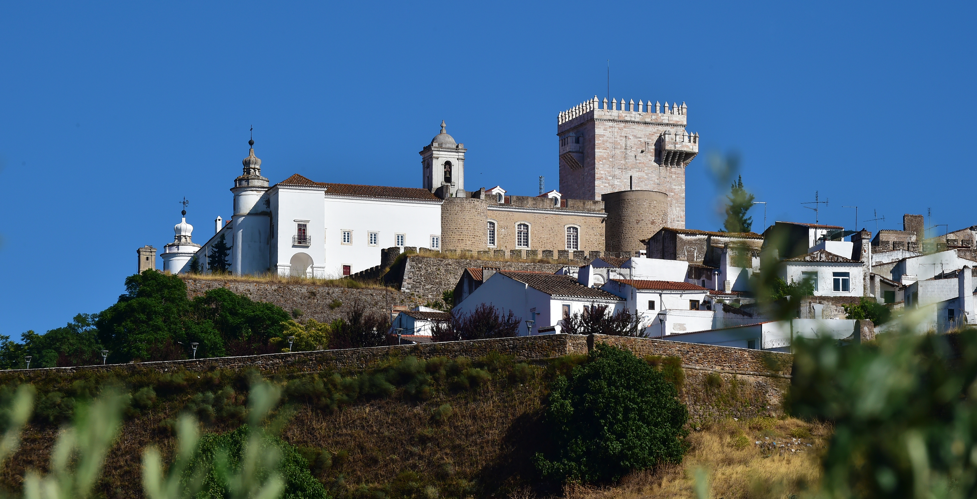 Blick auf die Burg des historischen Hotels in Estremoz im Alentejo mit ihrem Steinturm, umgeben von der Stadt