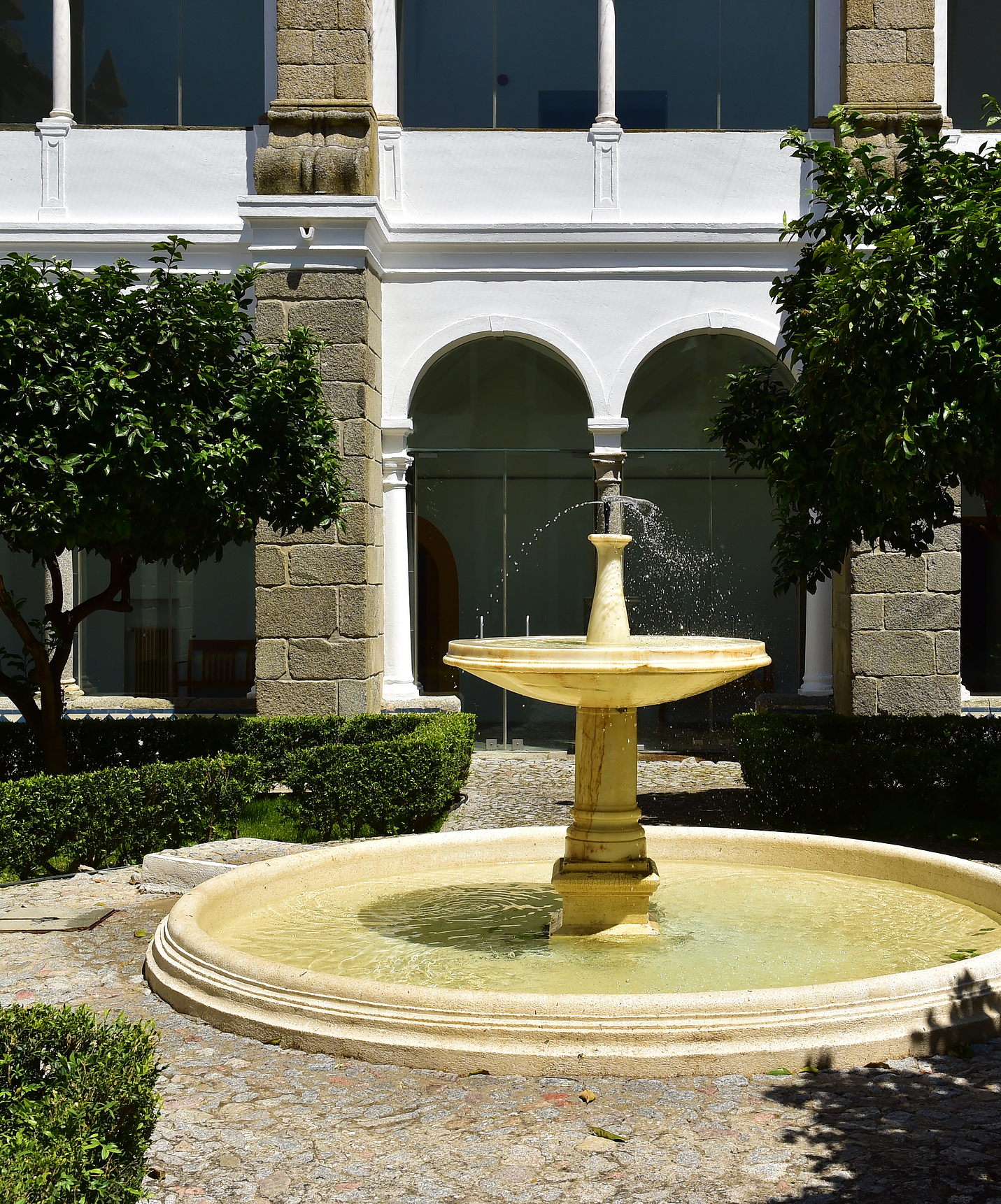 Garten des Klosters mit einem Brunnen in der Mitte in der Pousada Convento Arraiolos, einem Hotel in Arraiolos im Alentejo