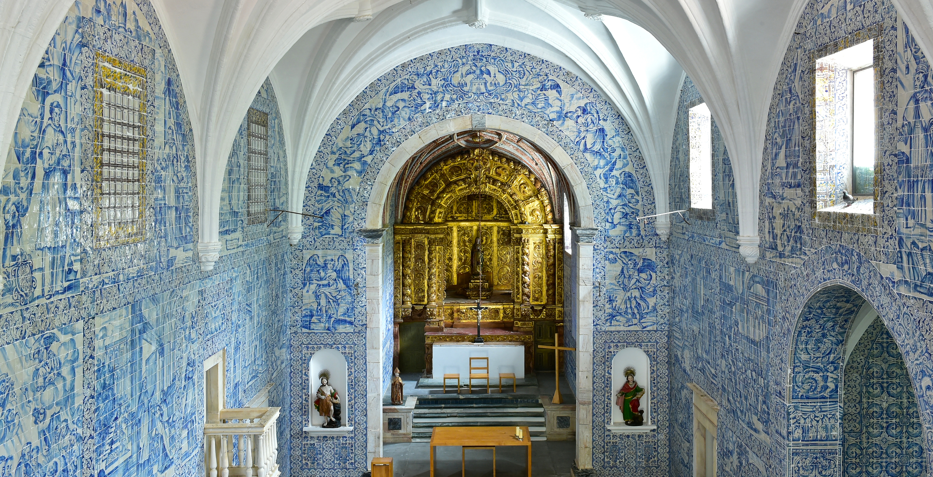 Die Kirche der Pousada Convento von Arraiolos zeichnet sich durch eine schlichte Architektur mit Kreuzgängen und Altar aus