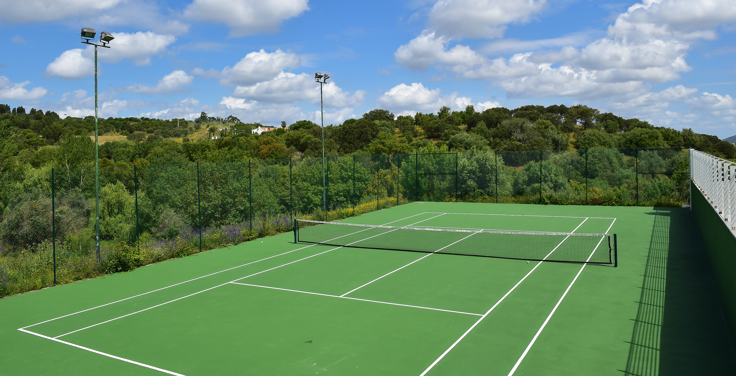 Tennisplatz der Pousada Convento von Arraiolos in einer entspannenden und lässigen Umgebung, umgeben von Bäumen