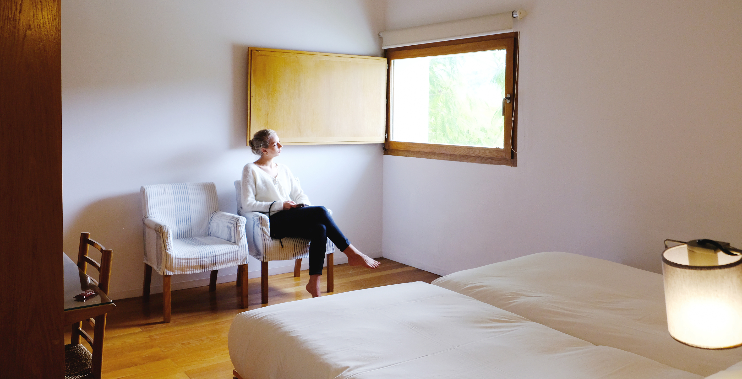 Das Familienzimmer der Pousada Convento Arraiolos hat ein Zimmer mit Fenster mit Blick auf das Land oder den Pool