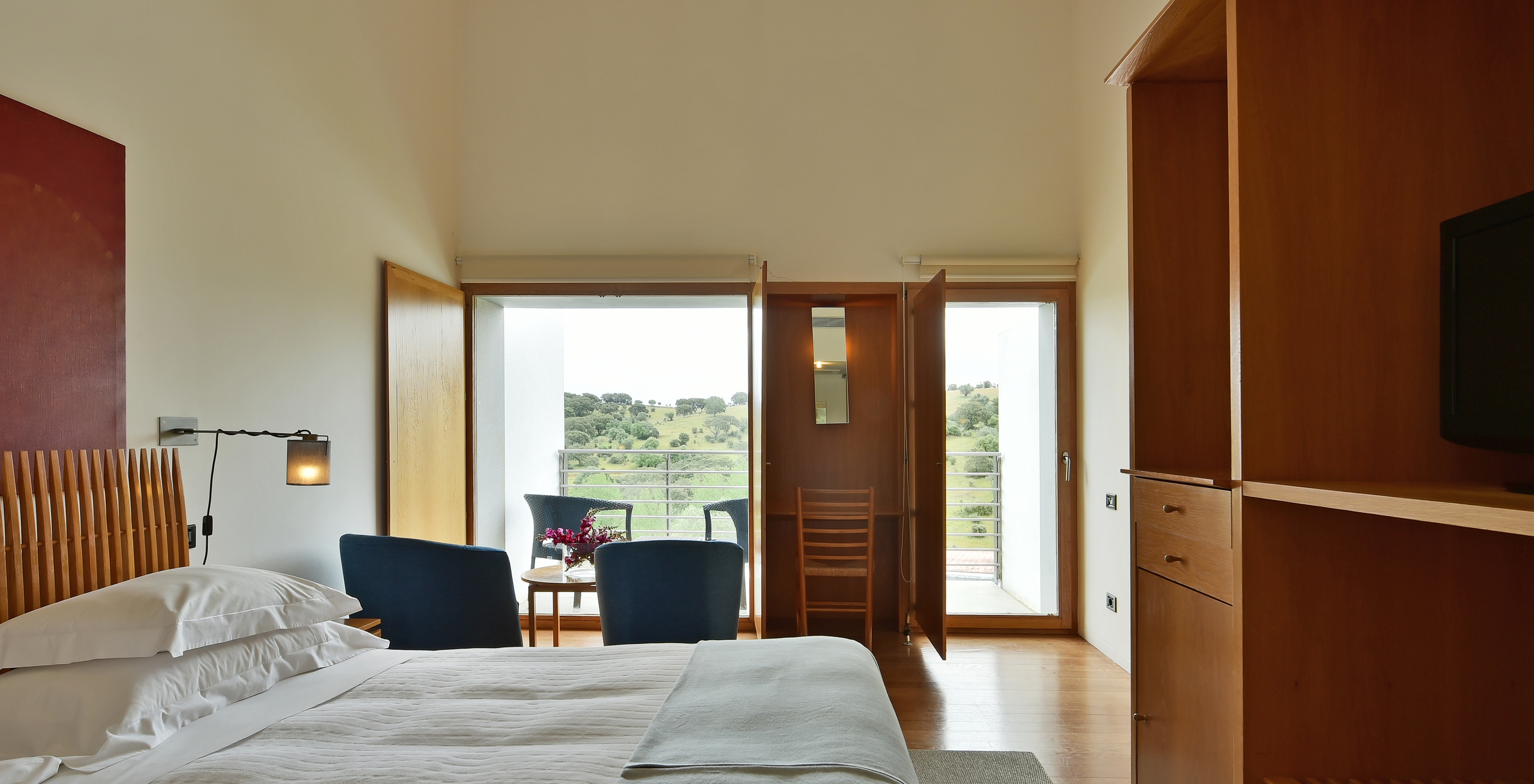 Das Superior Familienzimmer der Pousada Convento Arraiolos hat einen Balkon mit Blick auf Alentejo Täler mit zwei Stühlen