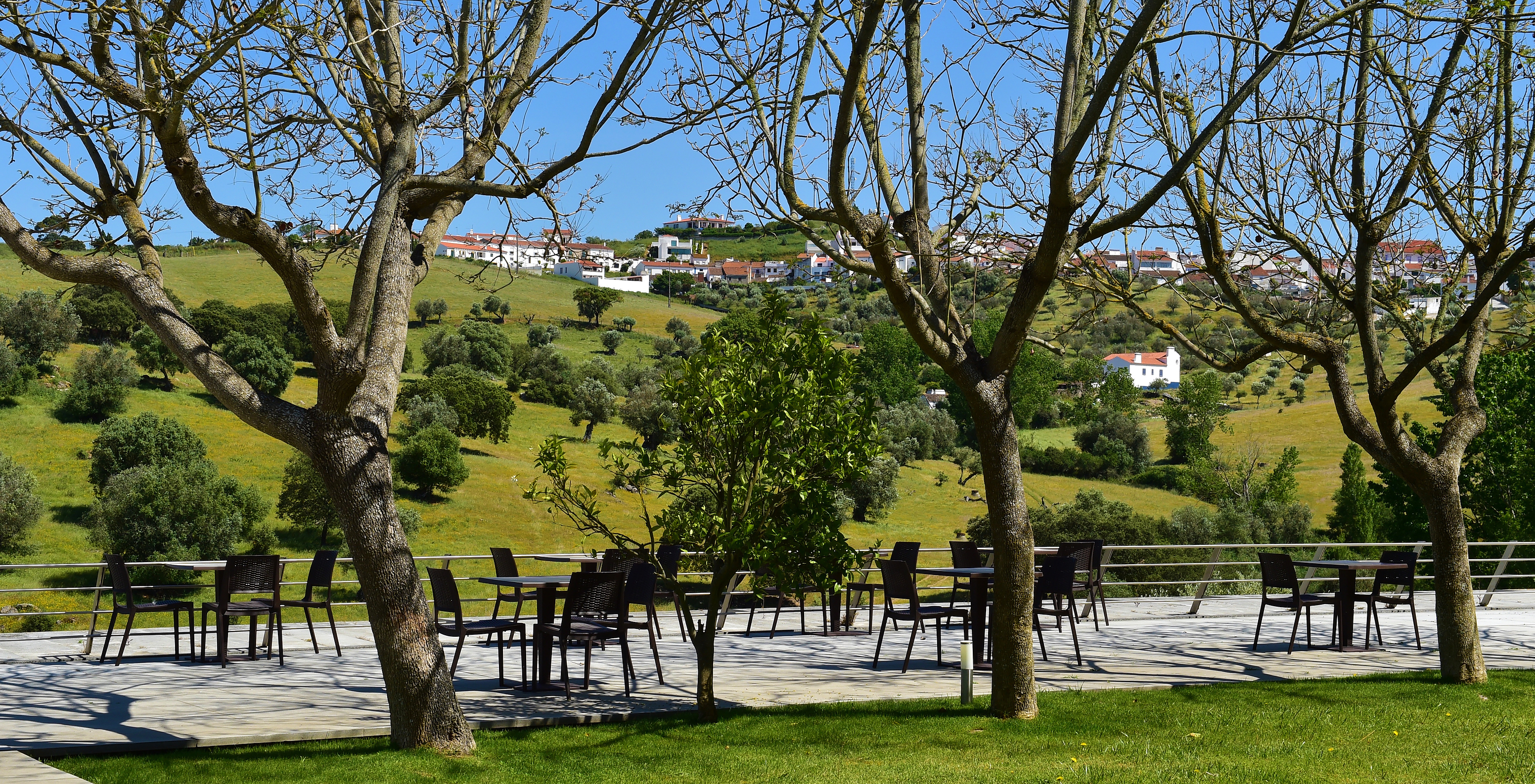 Außenanlagen der Pousada Convento von Arraiolos, einem Hotel in Arraiolos im Alentejo, mitten im Land