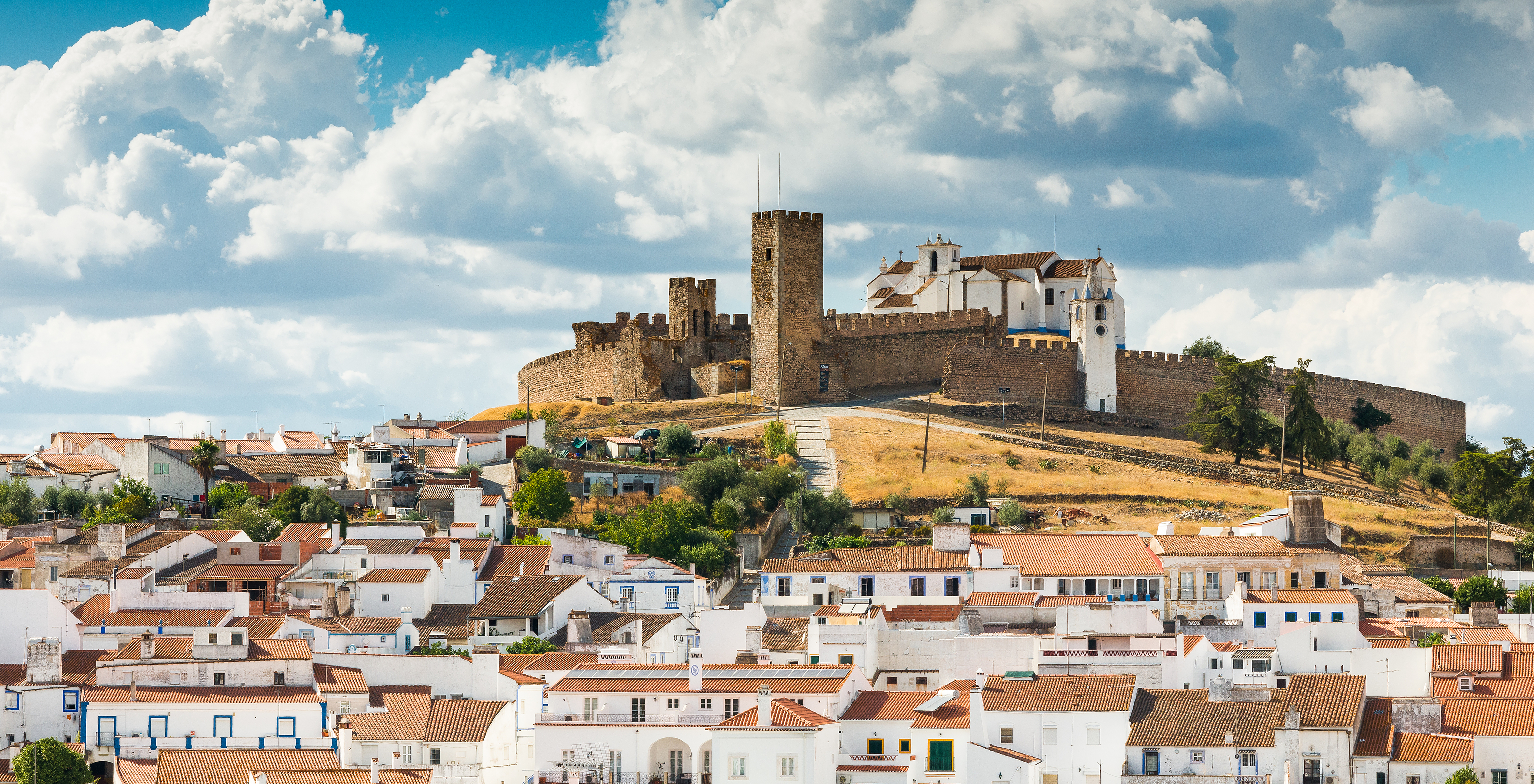 Luftaufnahme der Stadt Arraiolos mit der Burg von Arraiolos im Hintergrund