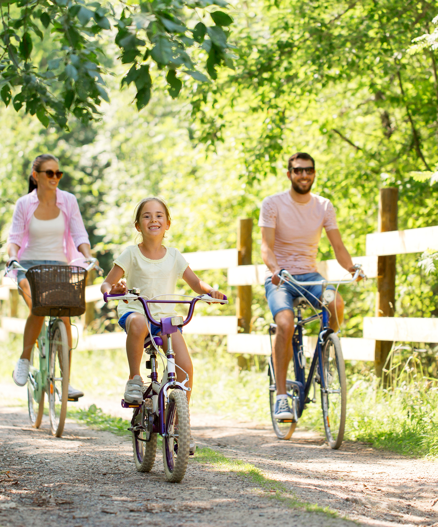 Familie mit einem Kind, das im Freien Fahrrad fährt, in der Nähe des Hotels mit Pool in Beja, in der Pousada Convento Beja