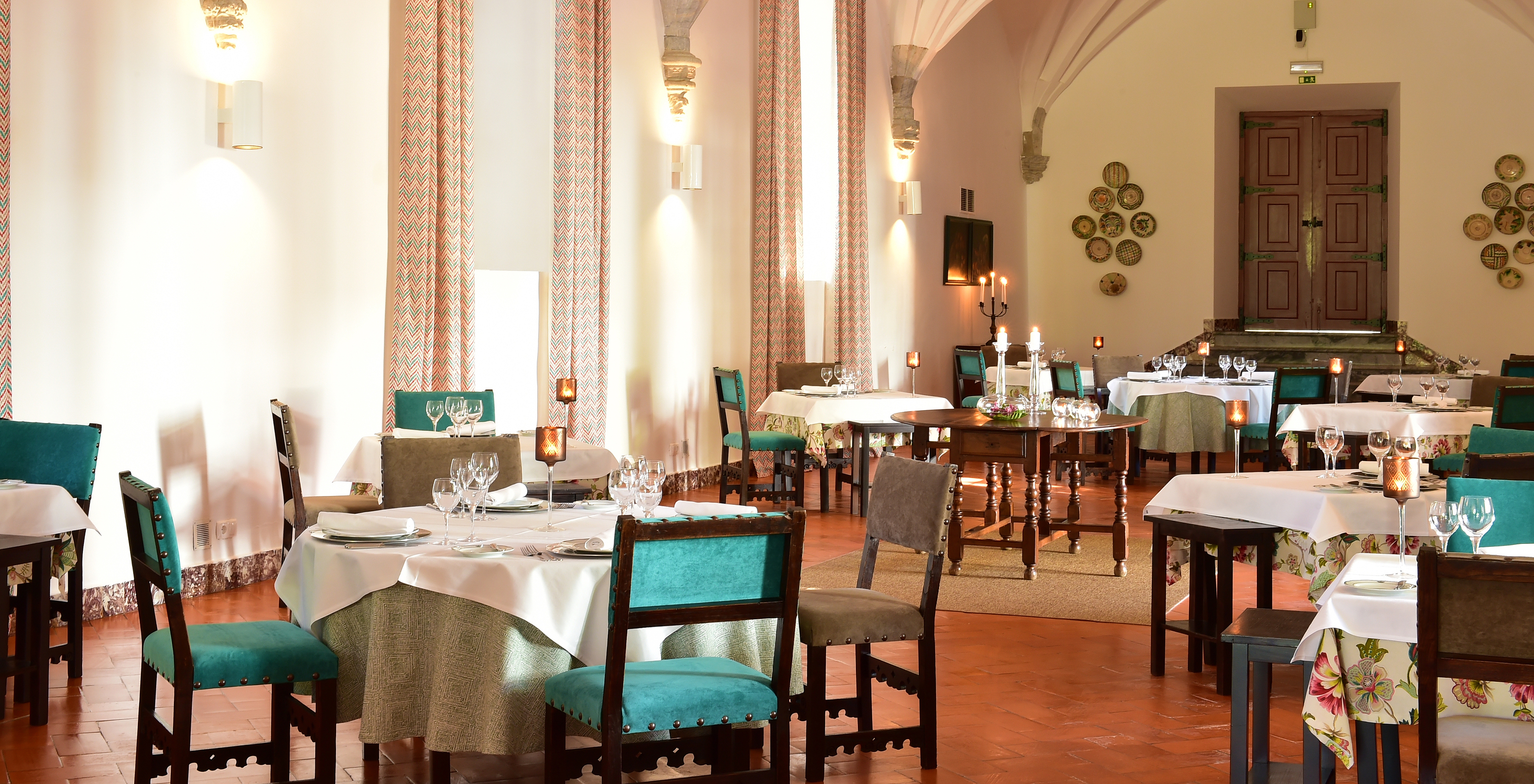 Das Restaurant São Francisco, im historischen Hotel in Beja, hat verschiedene Tische für die Gäste vorbereitet