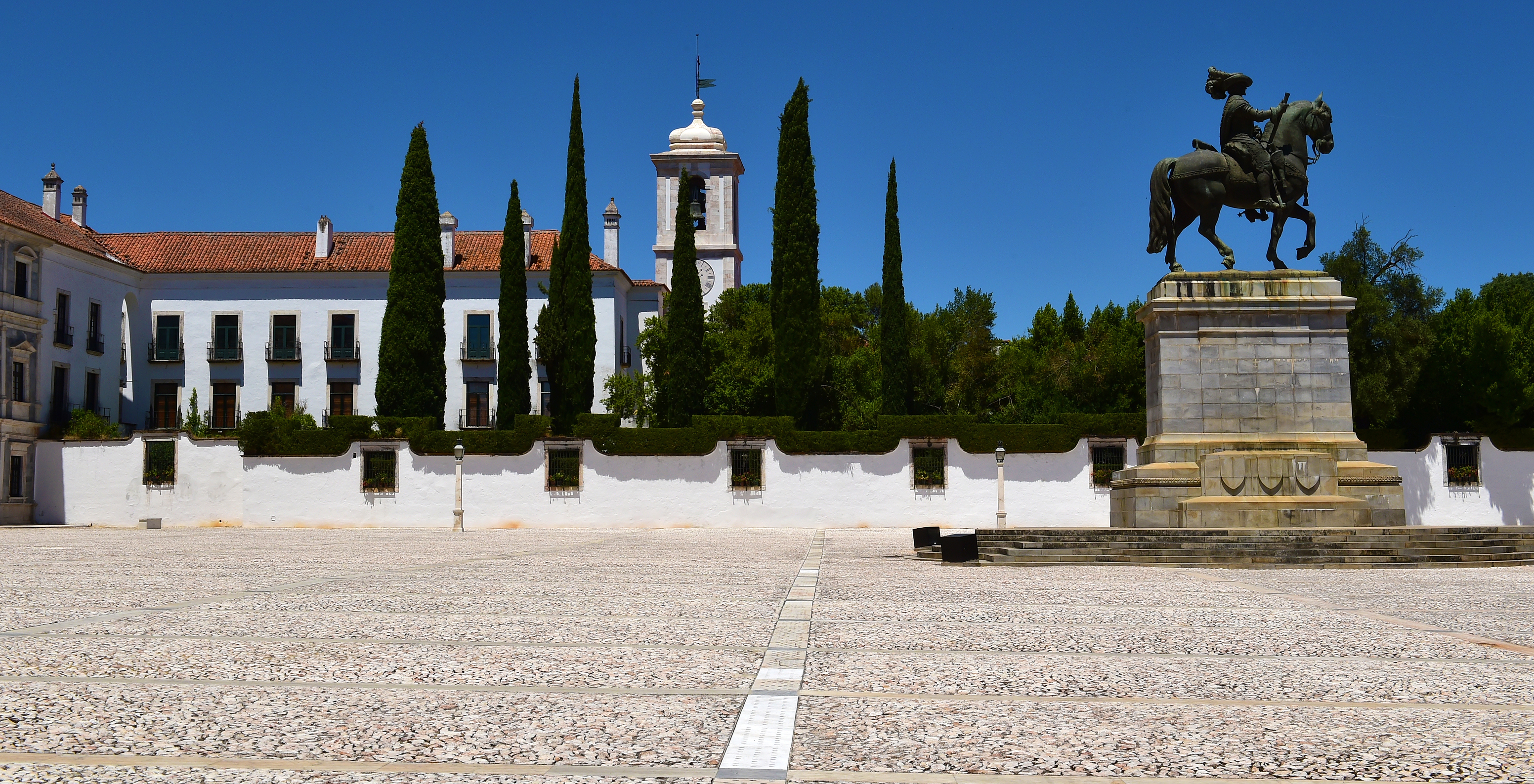 Platz neben der Pousada Convento Vila Viçosa, einem Hotel im historischen Zentrum mit einer Statue und mehreren Bäumen