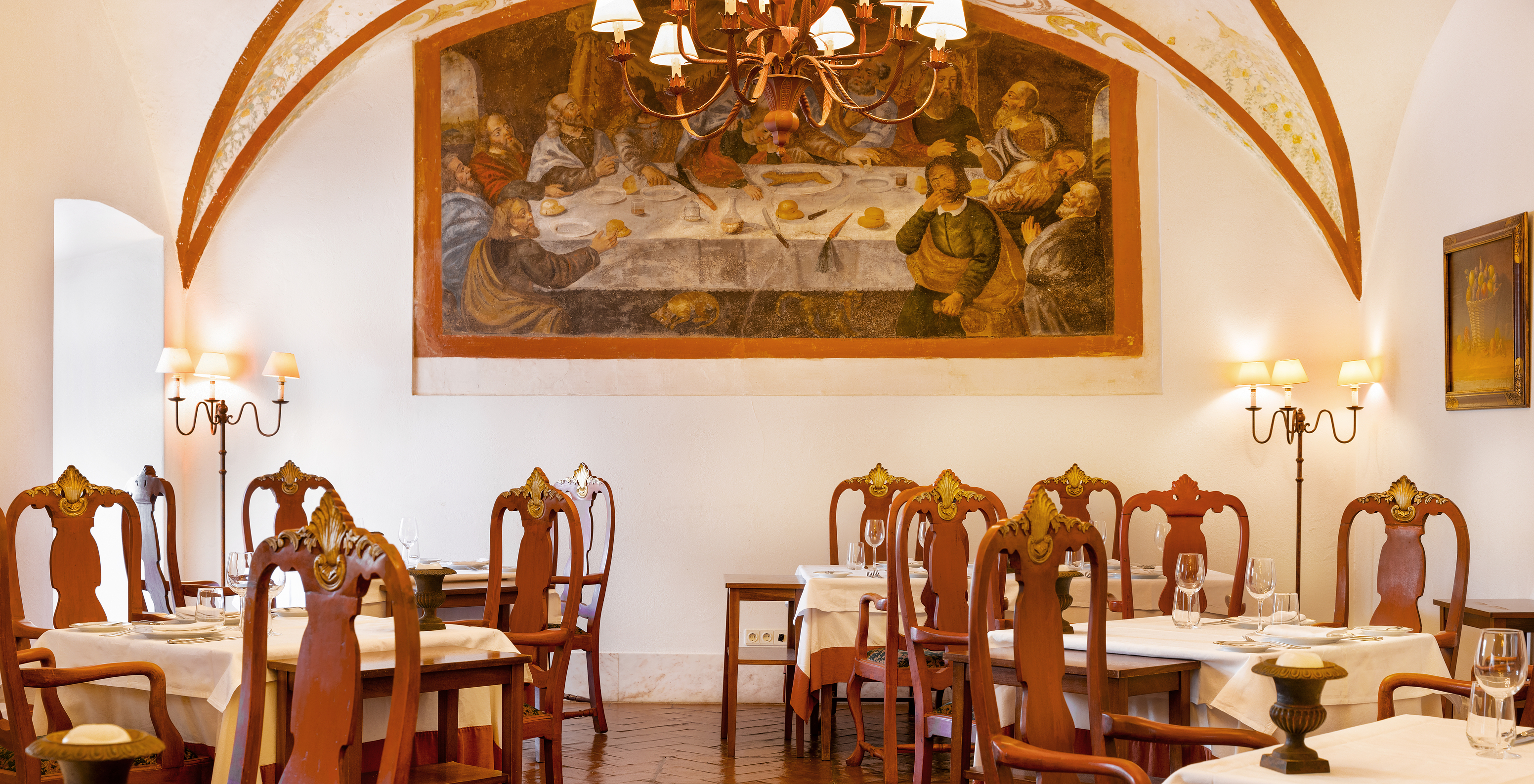 Das Restaurant Antigo Refeitório, im historischen Hotel in Vila Viçosa, hat einen Raum mit mehreren Holztischen und -stühlen