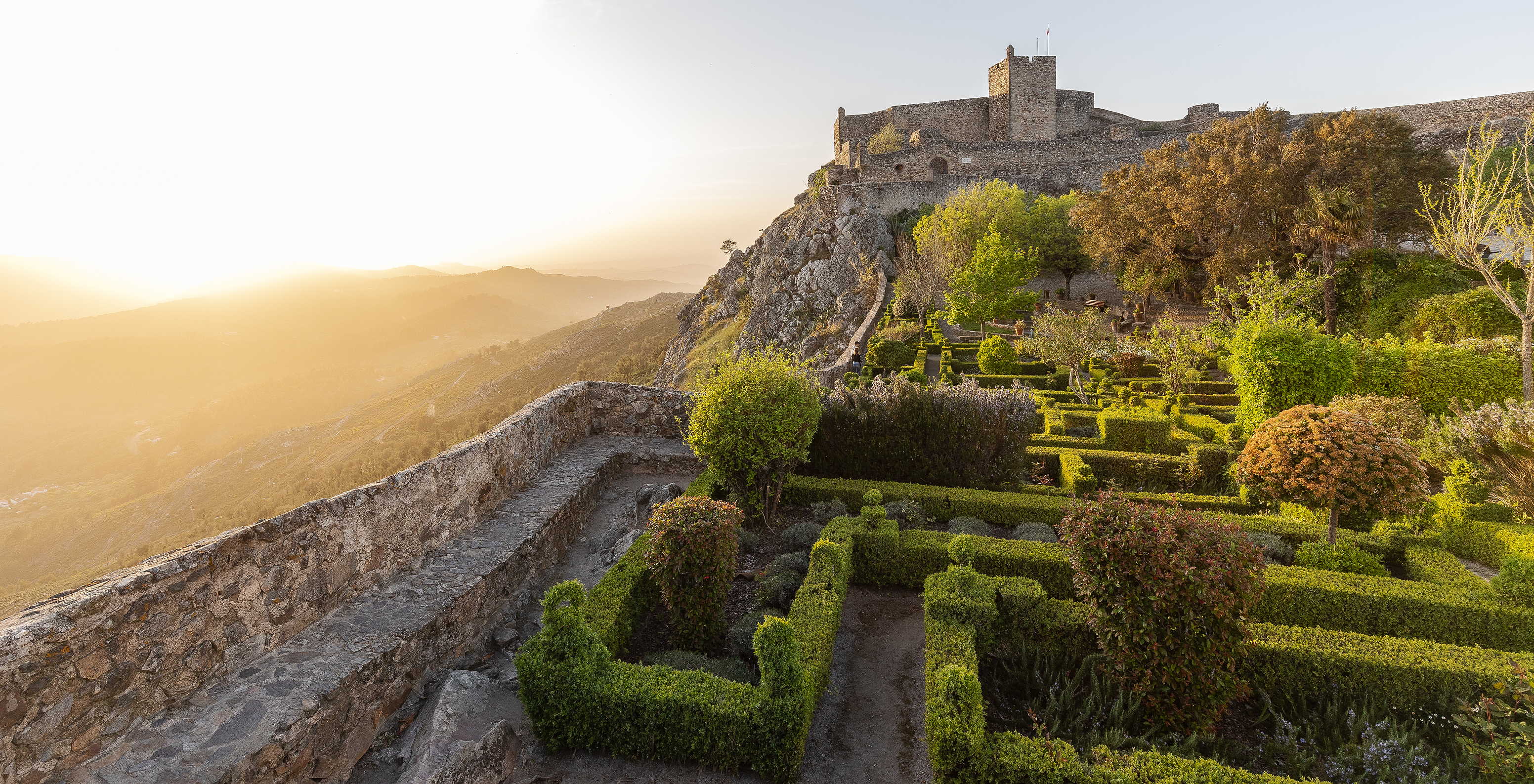 Außenansicht der Pousada Marvão, einem historischen Hotel in Marvão auf einem Hügel, umgeben von Natur