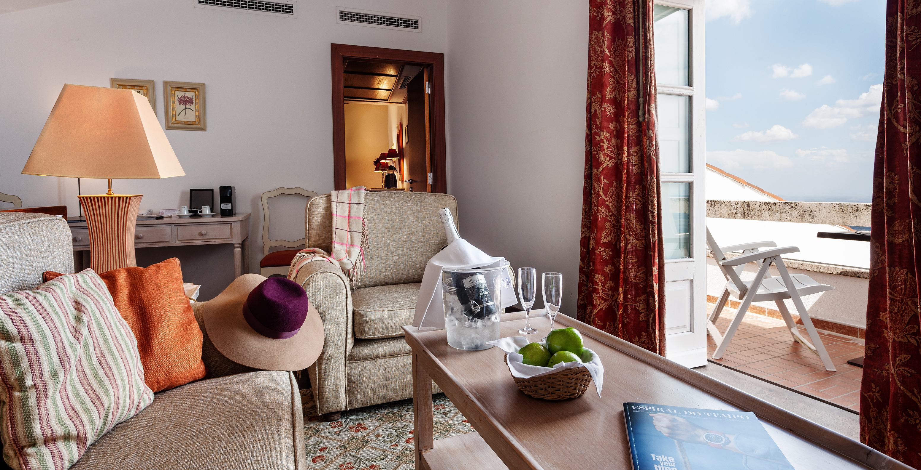 Die Superior Suite mit Balkon der Pousada Marvão hat ein Wohnzimmer mit Sesseln und Balkon