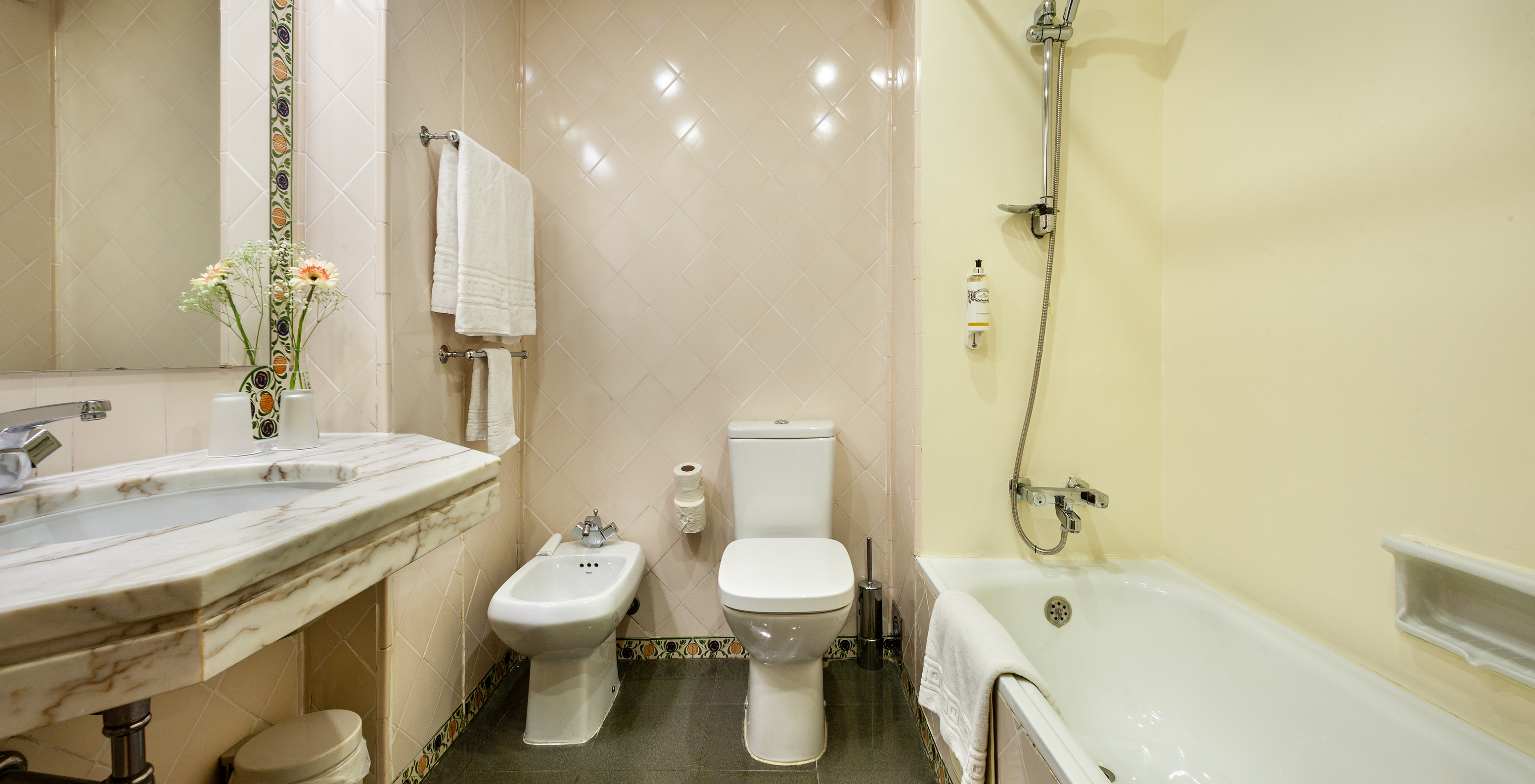 Das Superior Doppelzimmer der Pousada Marvão verfügt über ein Badezimmer mit Toilette, Bidet, Badewanne und Waschbecken