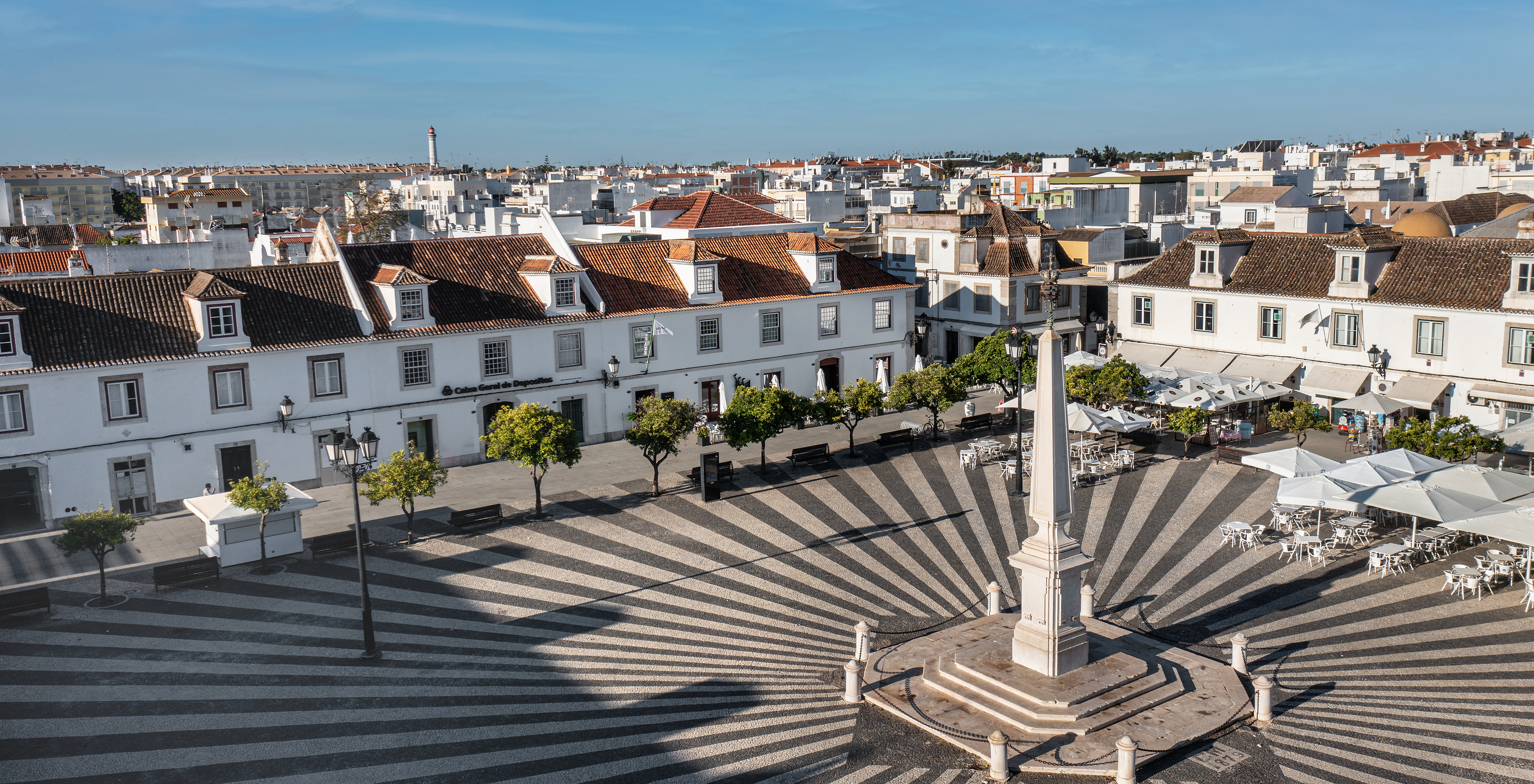 Platz von Vila Real de Santo António umgeben von Gebäuden im pombaliner Stil und mit portugiesischen Pflastersteinen