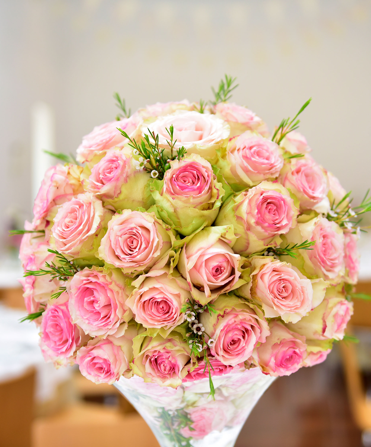 Besprechungsraum der Pousada Palácio Estoi mit Tischen und einer Vase mit Rosen