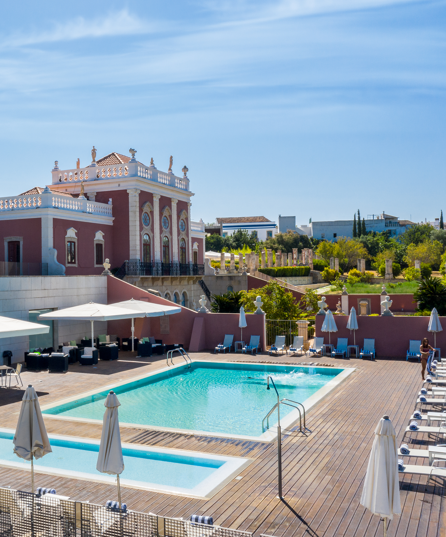 Außenpool der Pousada Palácio Estoi, einem historischen Hotel im Algarve mit Pool, mit Liegestühlen und Sonnenschirmen