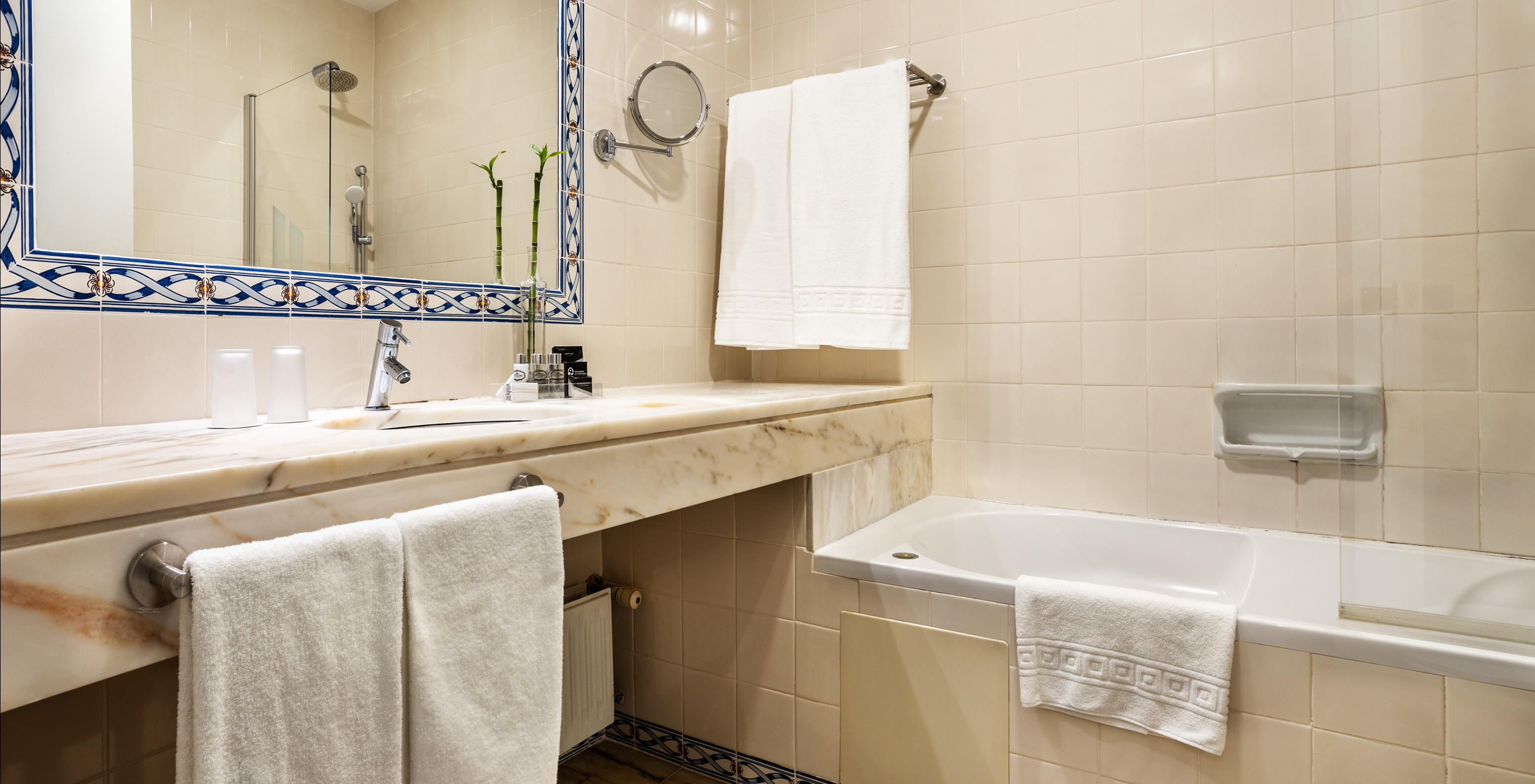 Die Master Suite der Pousada Sagres hat ein Badezimmer mit Waschbecken, Amenities, Handtüchern und Badewanne