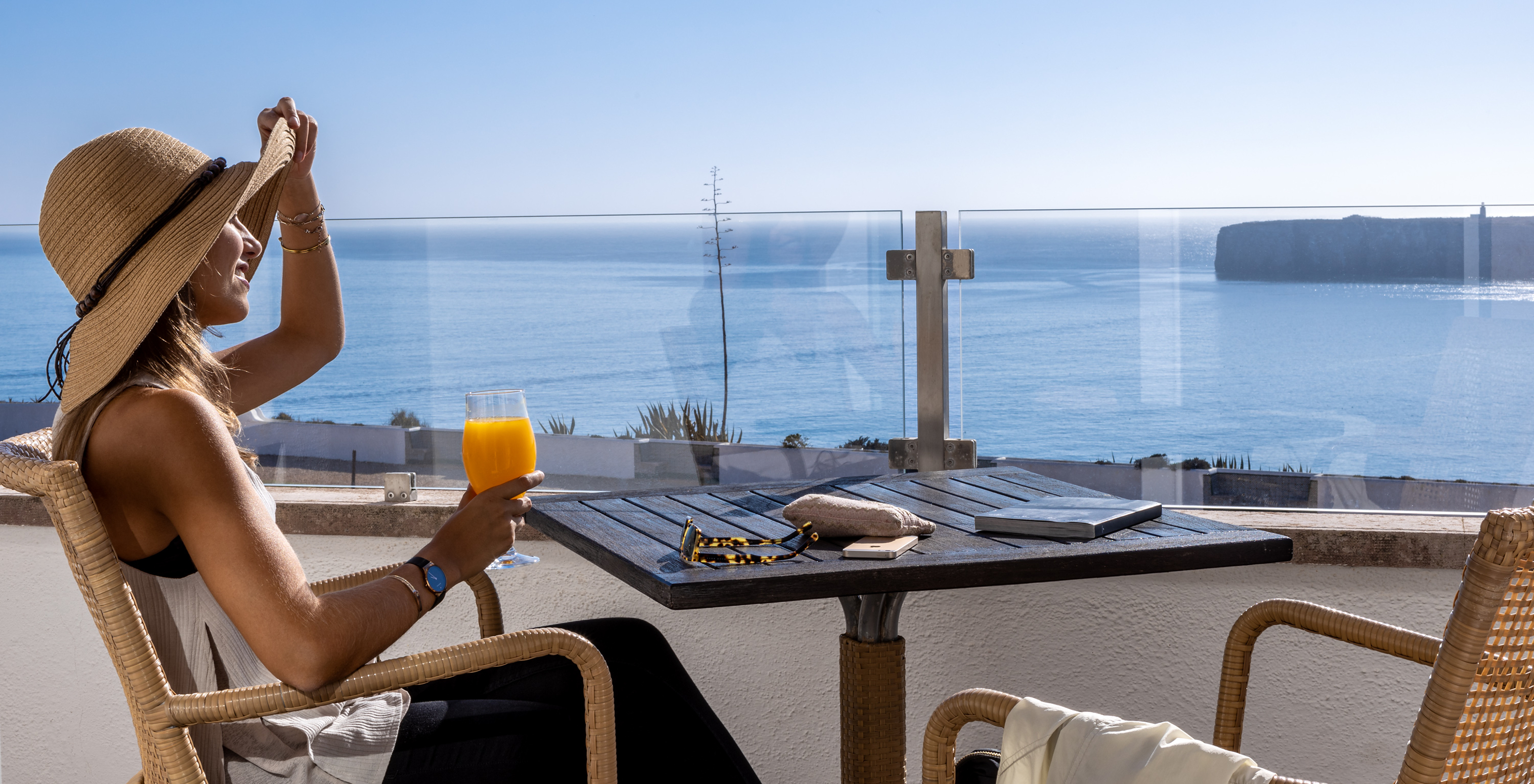 Das Superior Vista Mar Premium Zimmer der Pousada Sagres hat einen Balkon mit Meerblick, mit Tisch und Stühlen