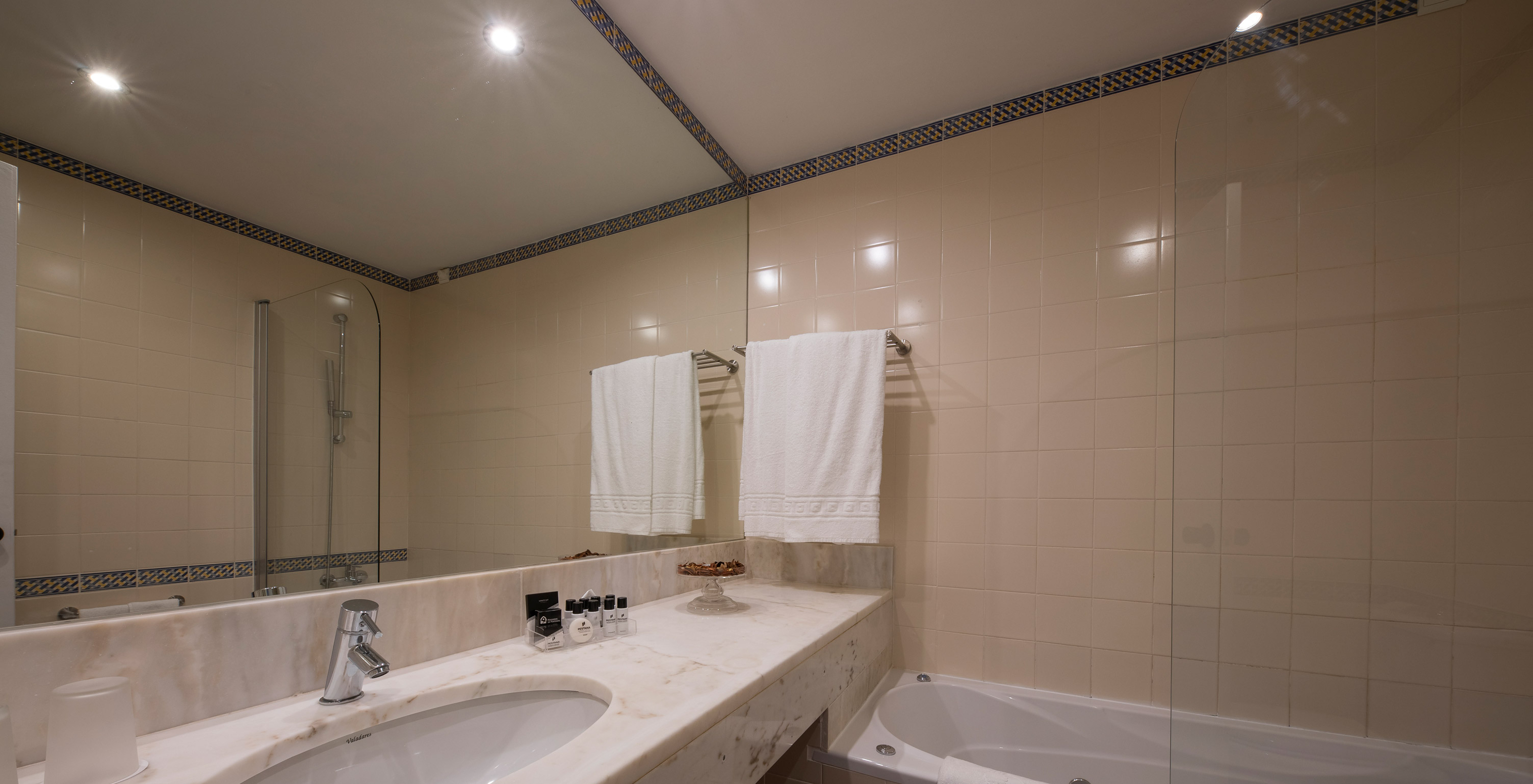 Das Superior Zimmer der Pousada Sagres hat ein Badezimmer mit Waschbecken, Amenities, Handtüchern und Badewanne