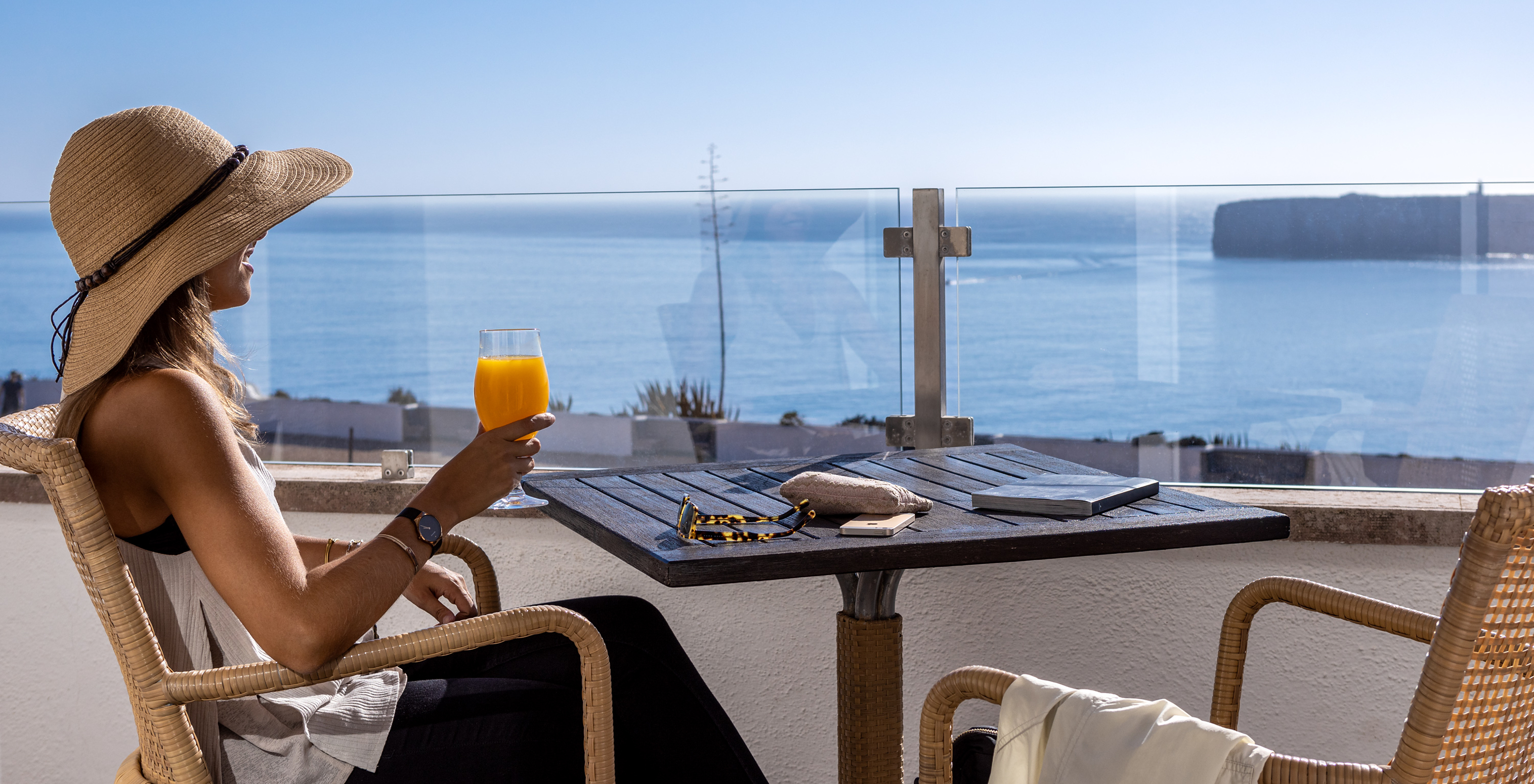 Das Superior Vista Mar Zimmer der Pousada Sagres hat einen Balkon mit Meerblick, mit Tisch und Stühlen