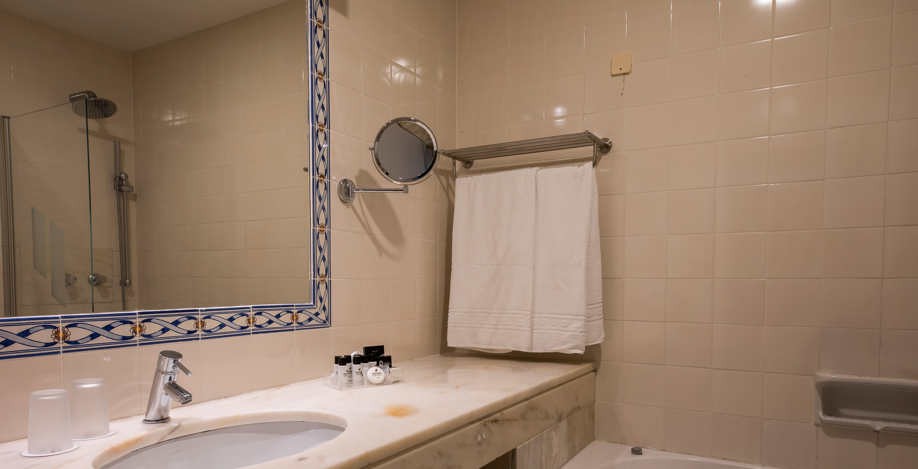 Das Superior Vista Mar Zimmer der Pousada Sagres hat ein Badezimmer mit Waschbecken, Amenities, Handtüchern und Badewanne