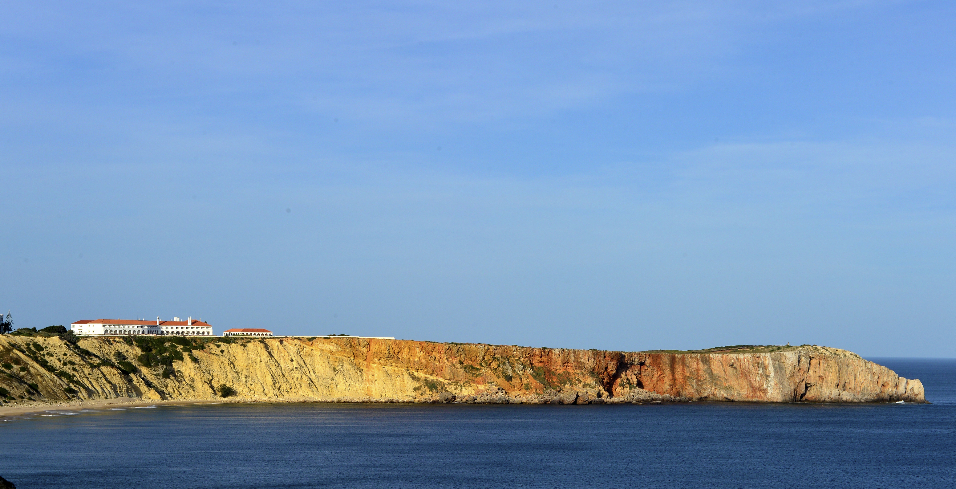 Blick auf die Spitze von Sagres neben der Pousada von Sagres mit einer langen Klippe am Meer