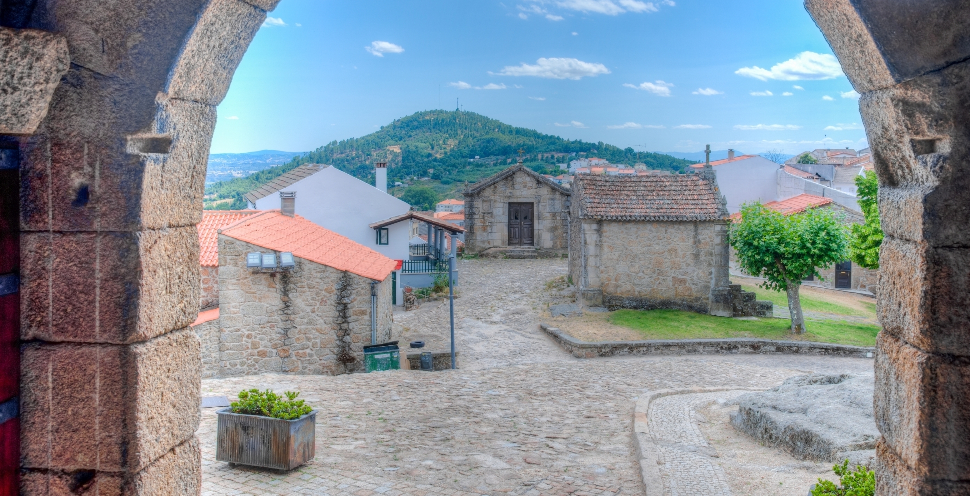 Dorf Belmonte, wo sich das historische Hotel mit Pool befindet, mit Pflasterstraßen und Steinhäusern mit Blick auf die Berge