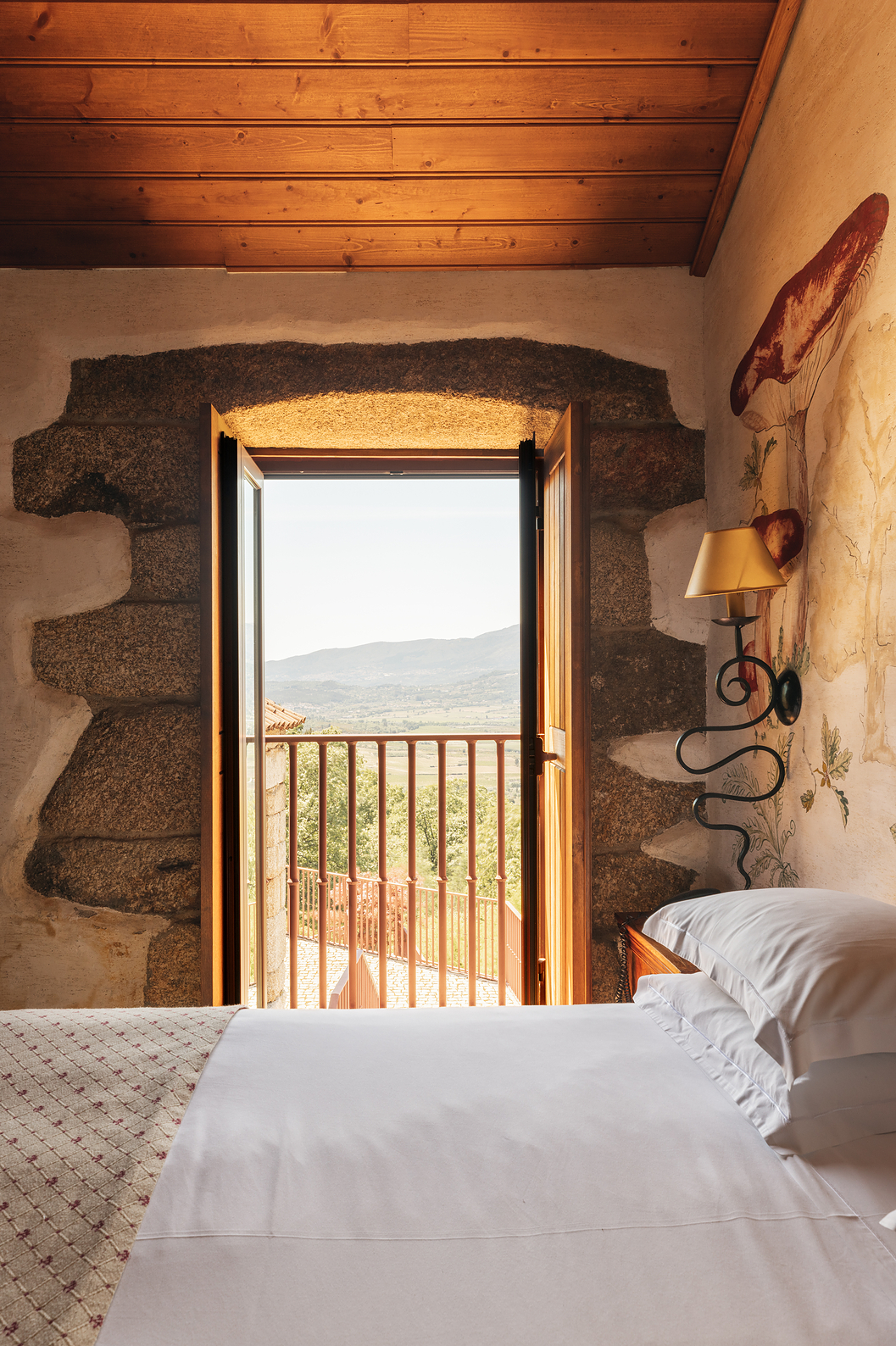 Die Superior Suite mit Balkon der Pousada Convento Belmonte hat ein Fenster mit Blick auf die Natur und Berge