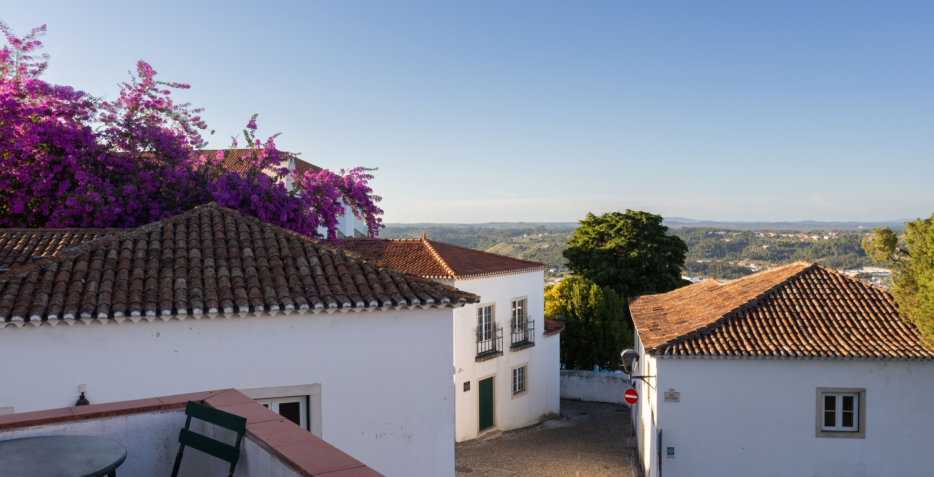 Häuser in der mittelalterlichen Stadt Ourém nahe Fátima um die Pousada Ourém mit Blick auf Felder und Bäume