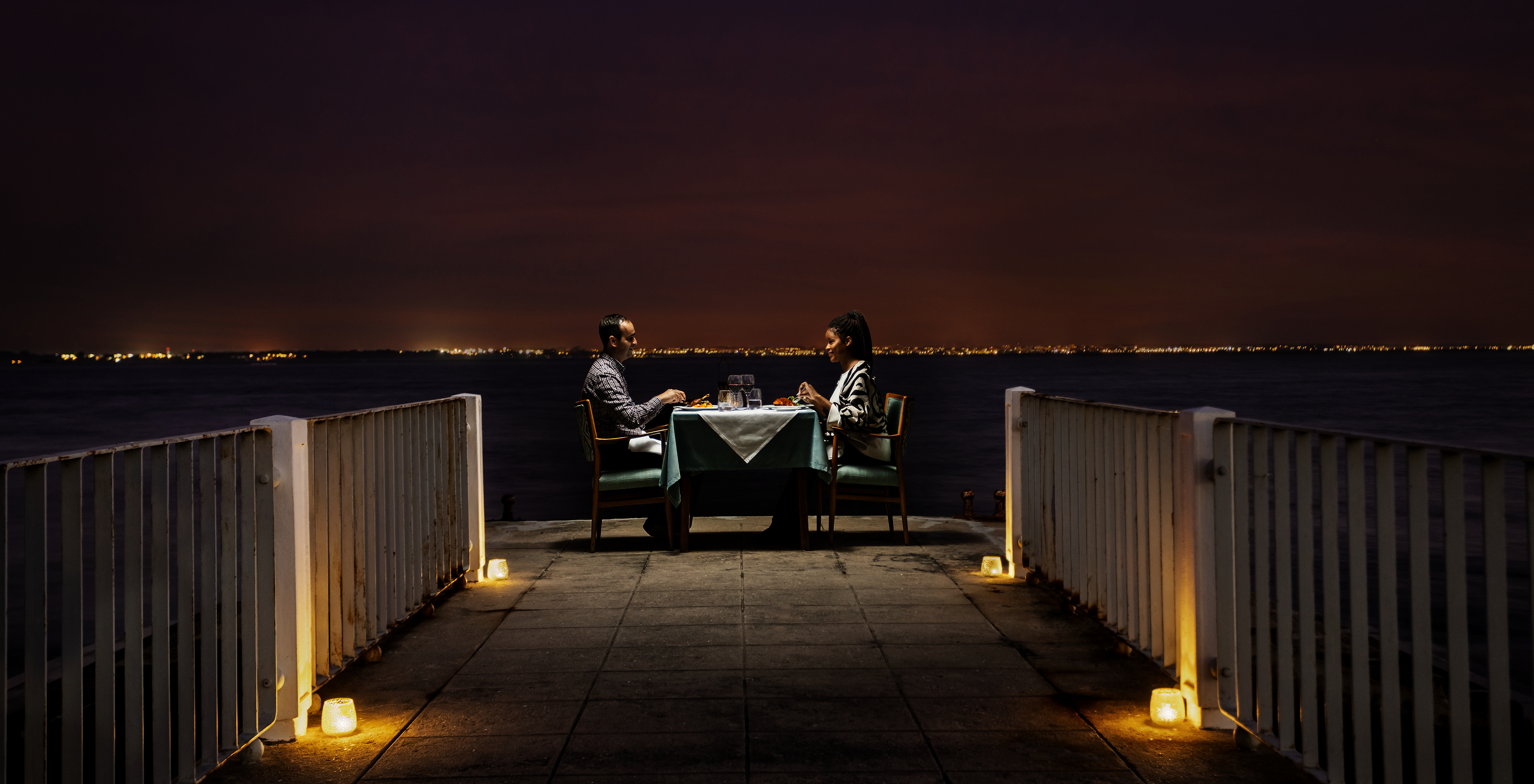 Romantisches Abendessen zu zweit bei Kerzenlicht mit Panoramablick auf die Ria