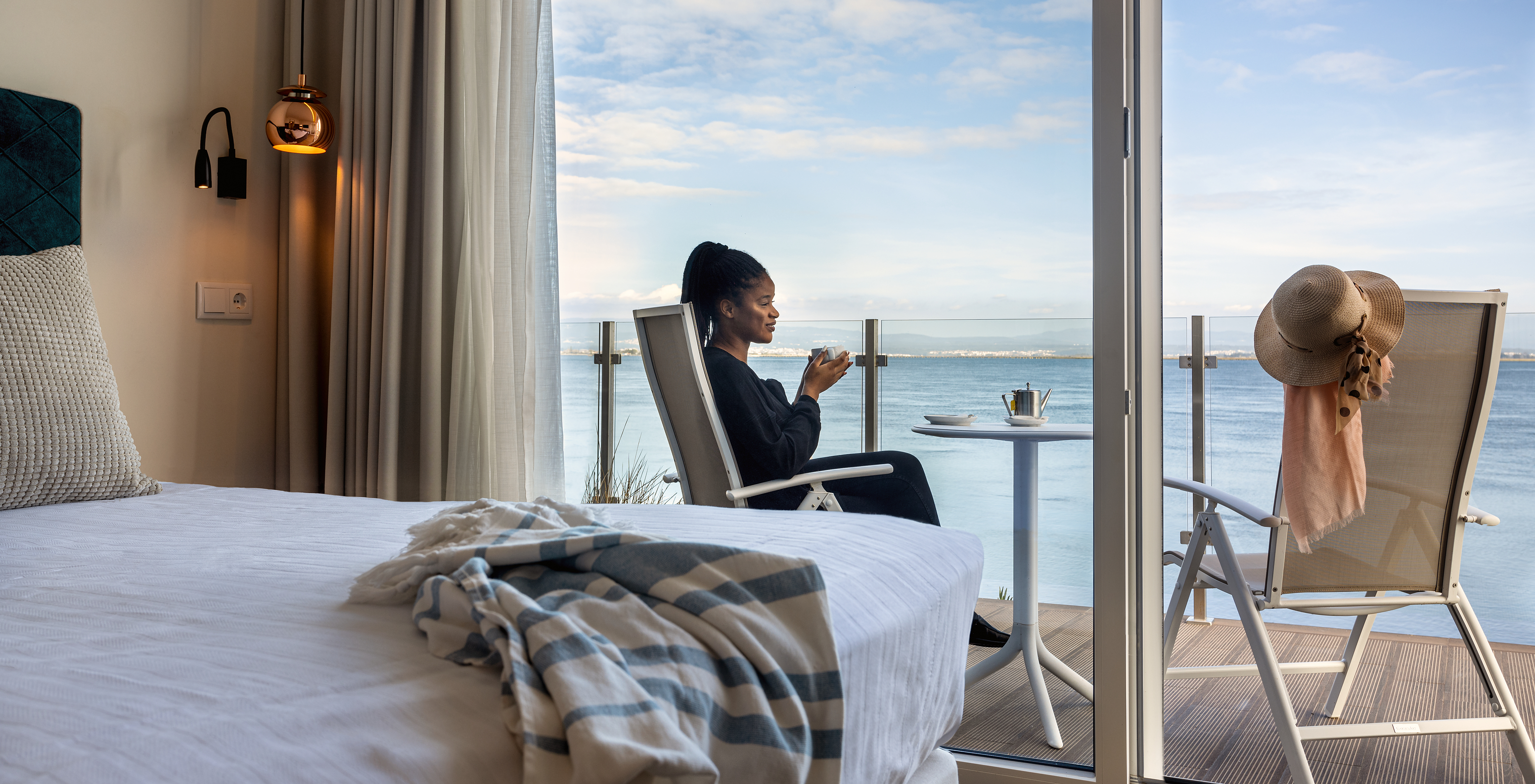 Das Premium Zimmer der Pousada Ria - Aveiro hat ein Bett und einen geräumigen Balkon mit Panorama-Blick