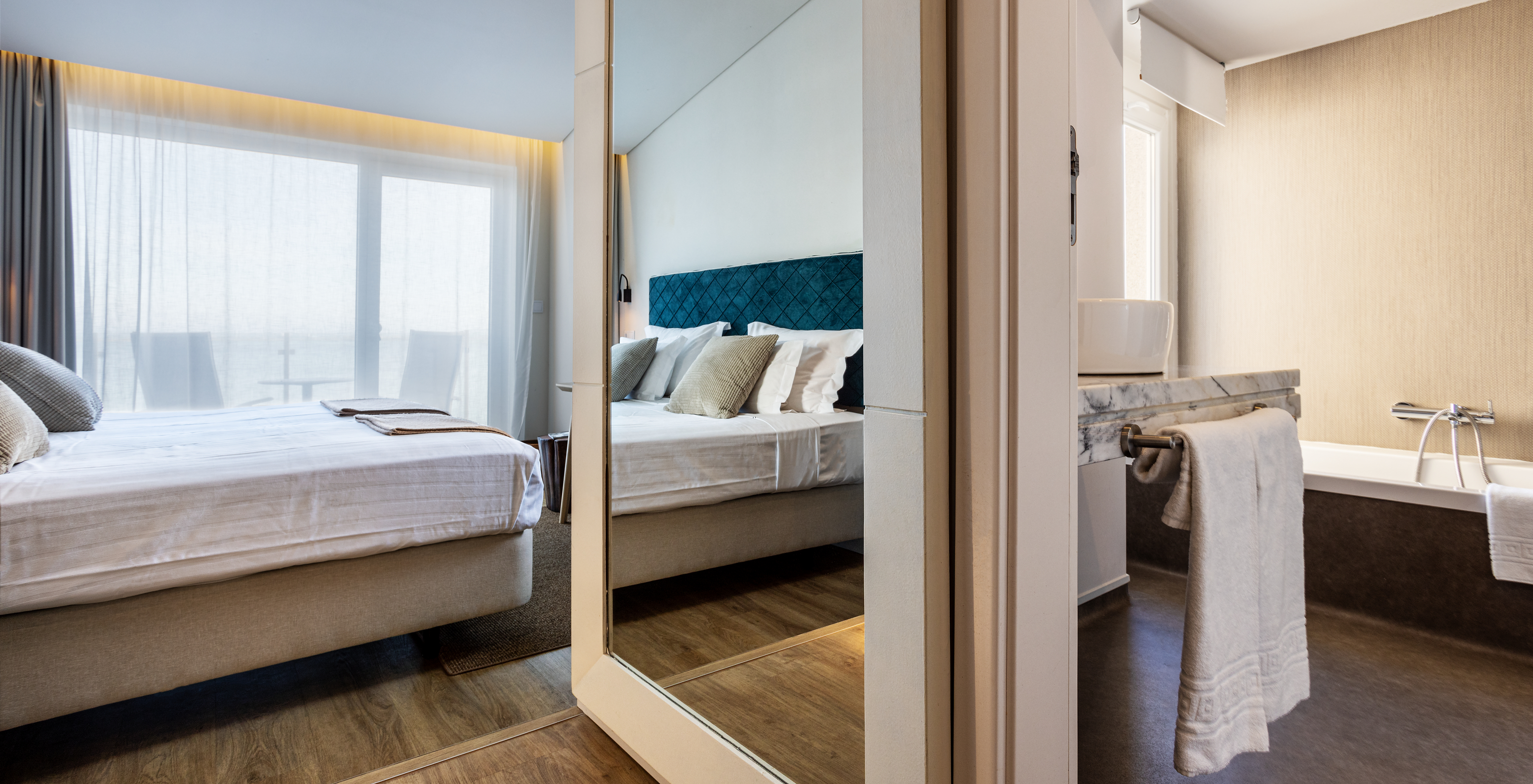 Das Premium Zimmer der Pousada Ria - Aveiro hat ein Waschbecken, einen Spiegel und eine Badewanne