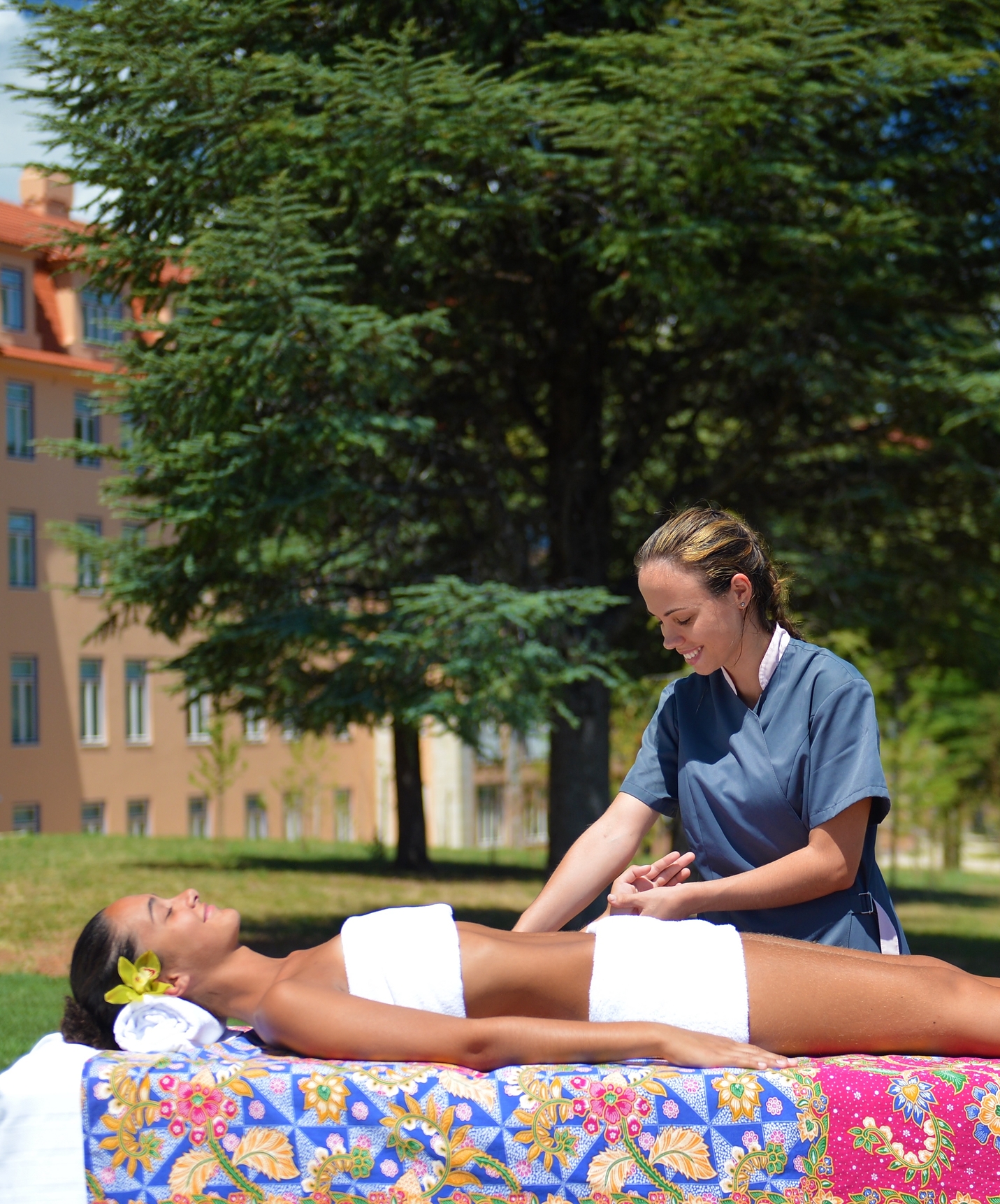 Spa im Berg-Hotel im Zentrum von Portugal, wo man Massagen im Freien an einem sonnigen Tag genießen kann