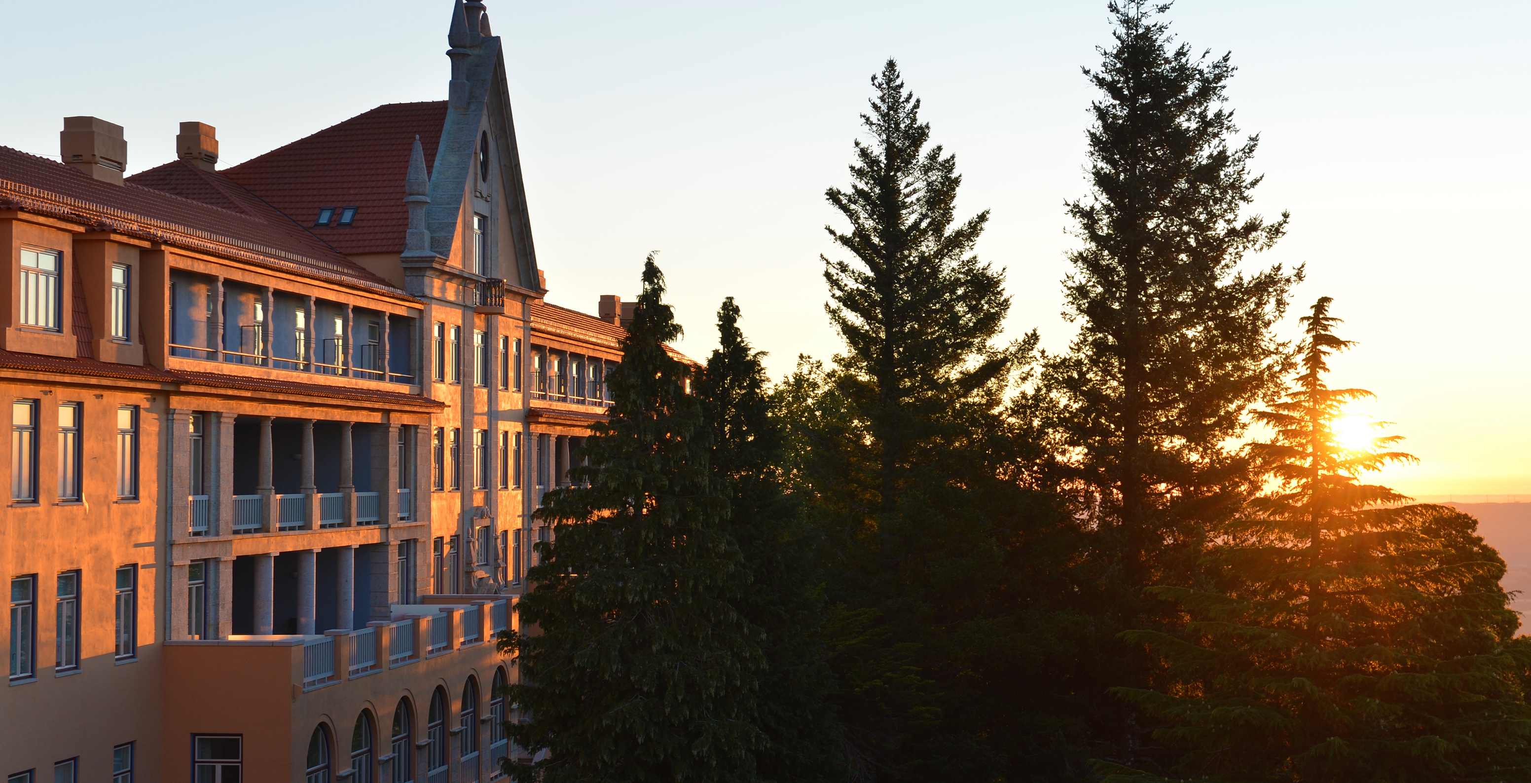 Gebäude der Pousada da Serra da Estrela zum Sonnenuntergang, ehemaliges Sanatorium, das jetzt ein historisches Hotel ist