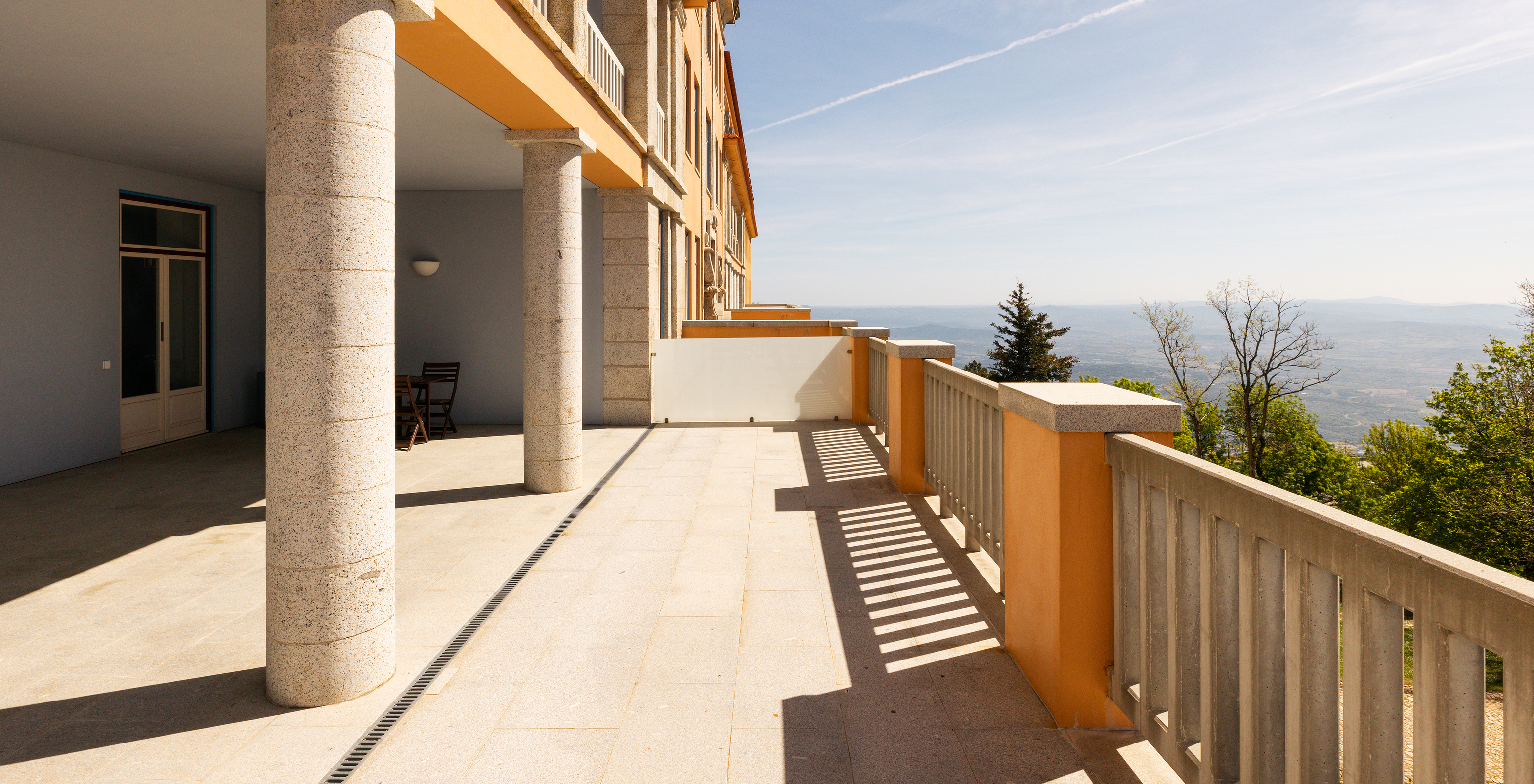 Steinveranda mit Säulen und Panoramablick auf die Serra da Estrela, im Berg-Hotel im Zentrum Portugals