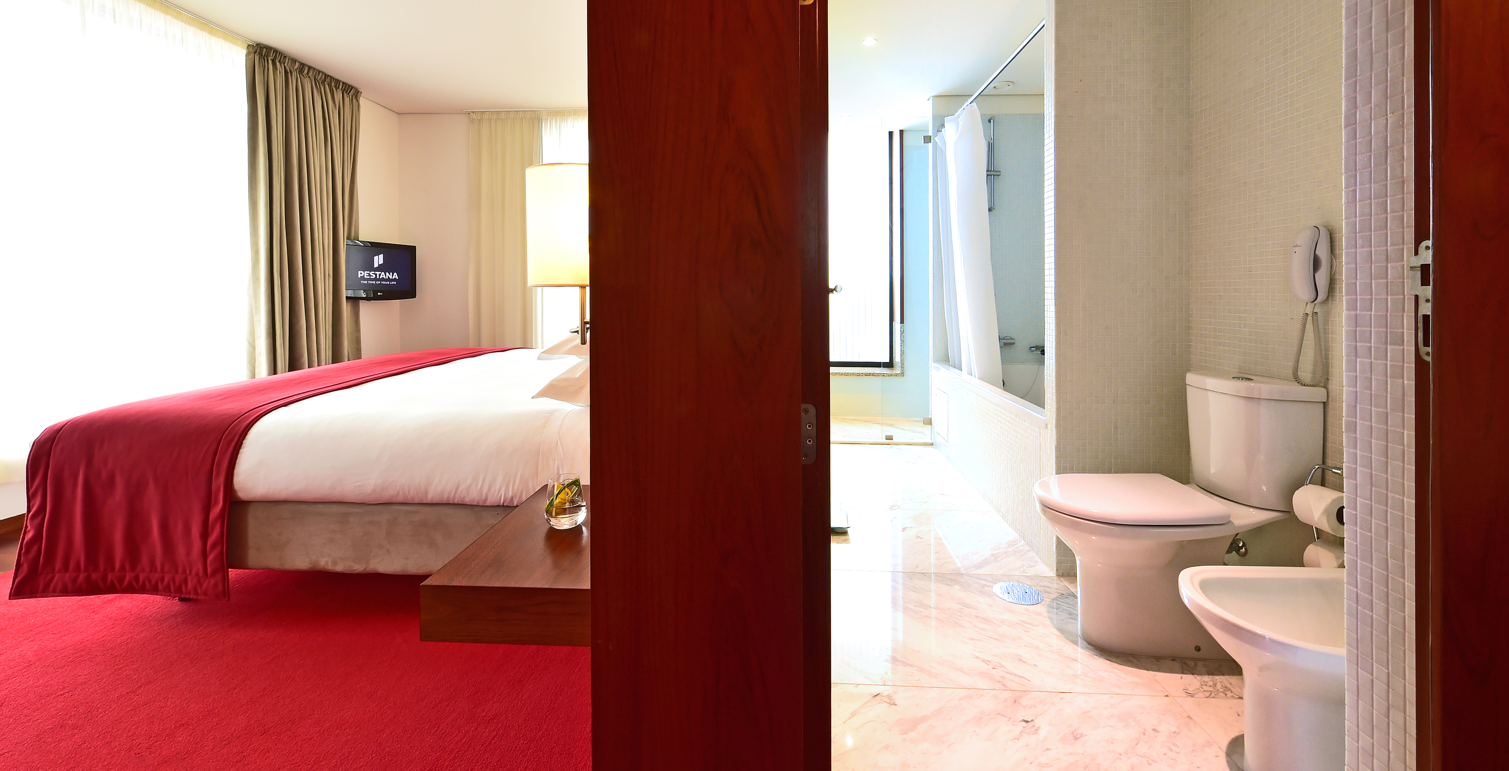 Die Special Suite der Pousada Viseu hat ein Zimmer mit Doppelbett und Fernseher sowie ein Bad mit Toilette und Bidet