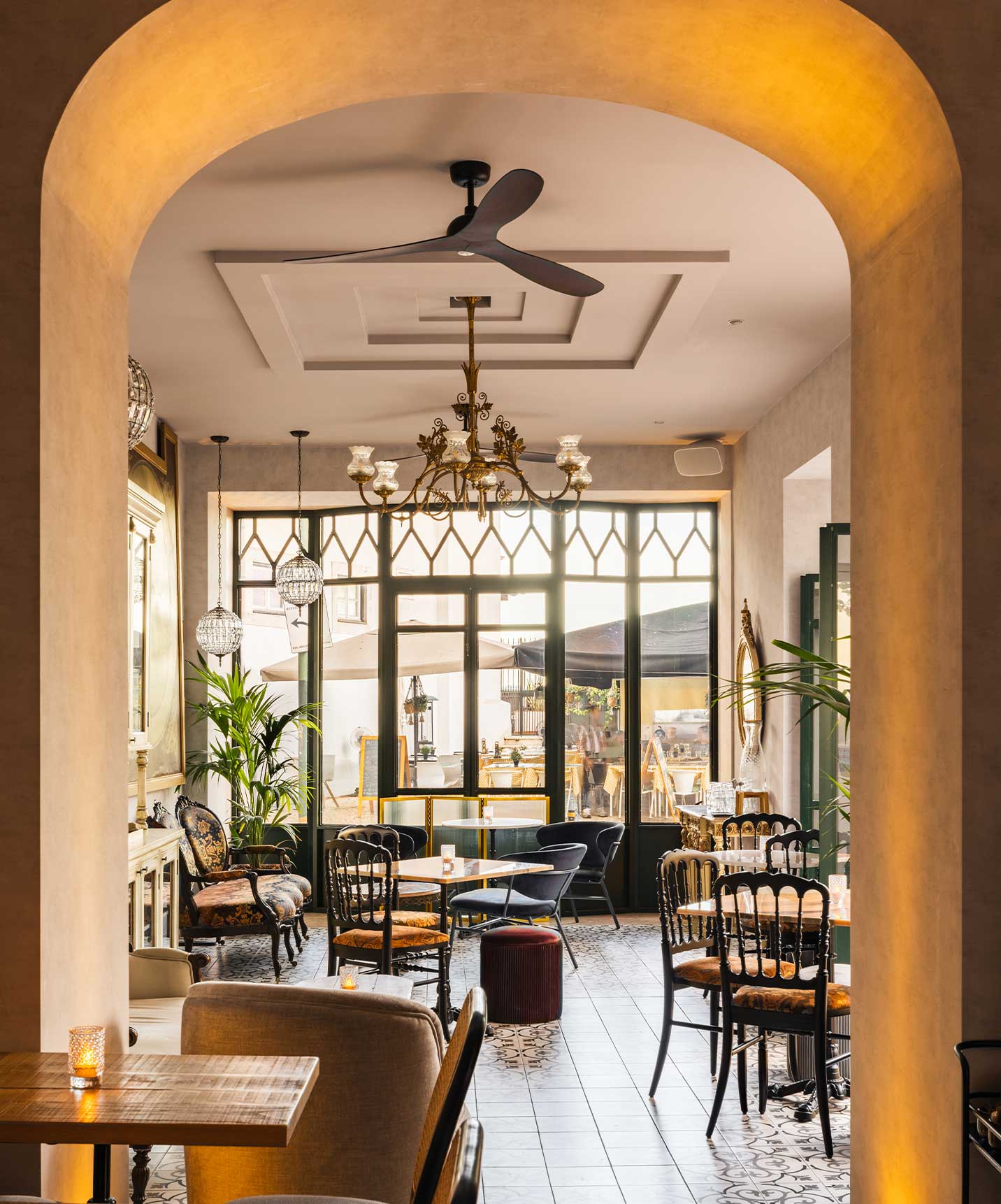 Restaurant im historischen Hotel in Alfama mit großem Fenster, das auf die Straßen von Lissabon blickt