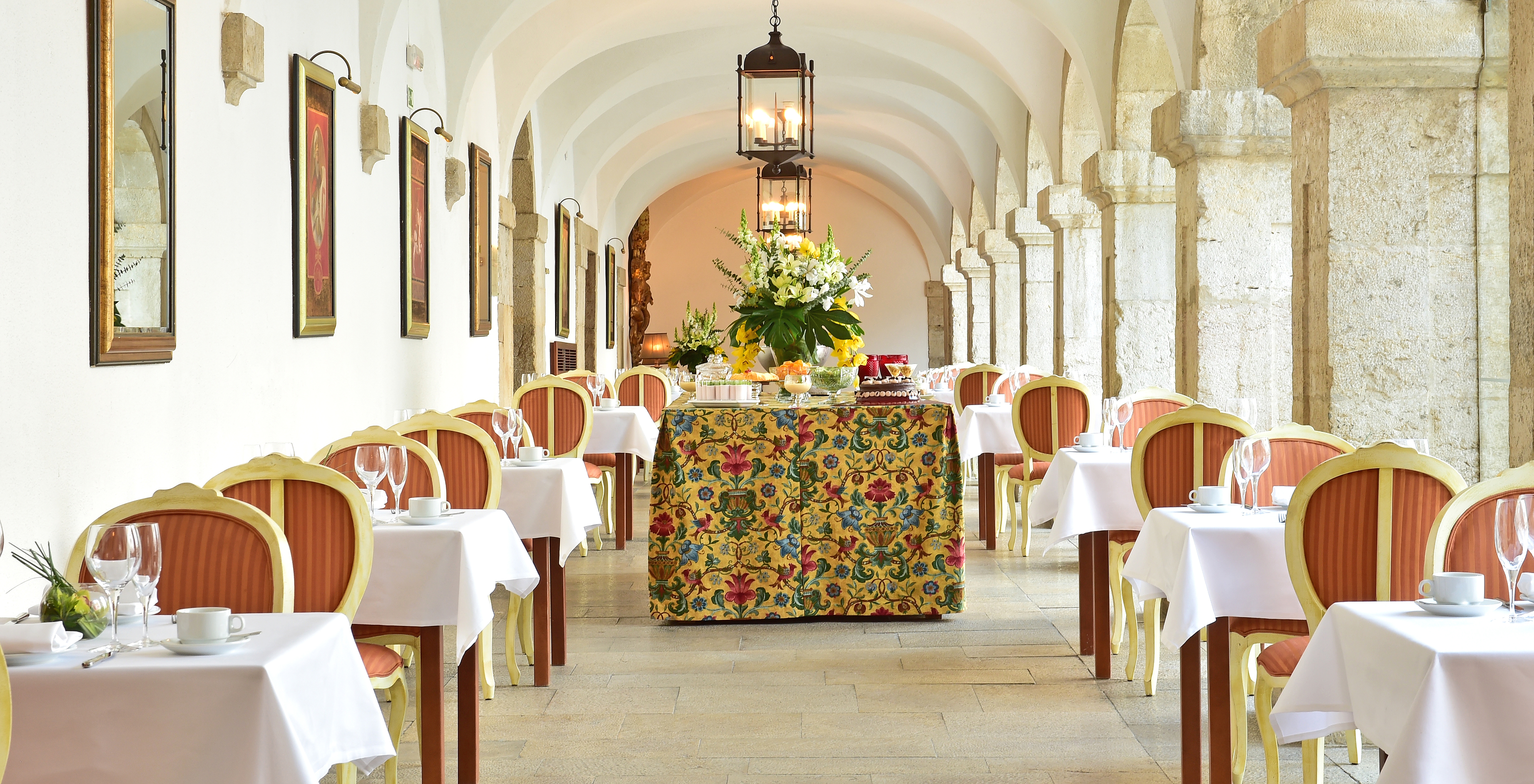 Das Restaurant Pousada Castelo Palmela, im Hotel mit Blick auf die Arrábida, hat hohe Decken mit Bögen und mehrere Tische