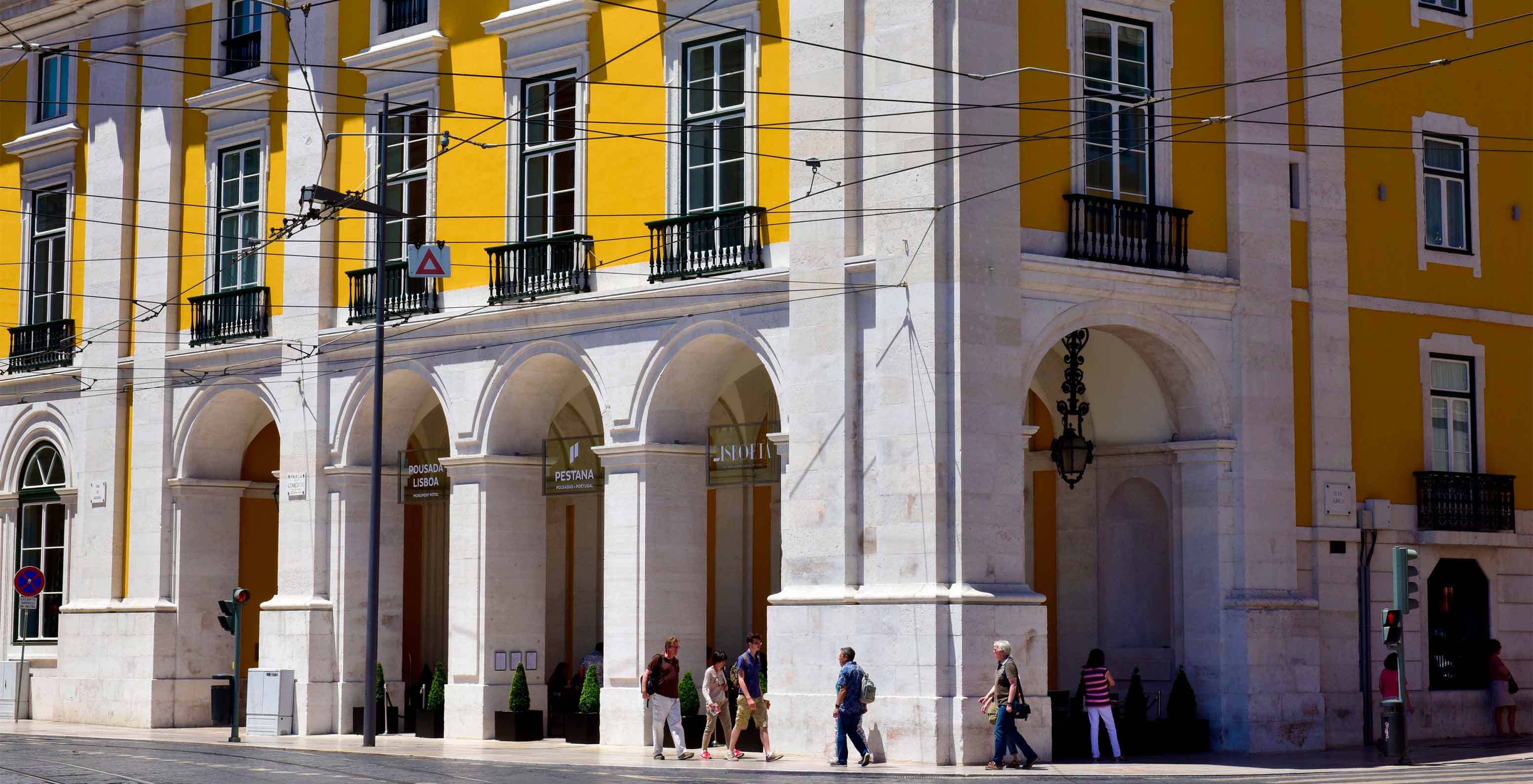 Außenansicht des gelben Gebäudes der Pousada Lisboa Praça do Comércio, ein historisches Hotel in der Baixa von Lissabon