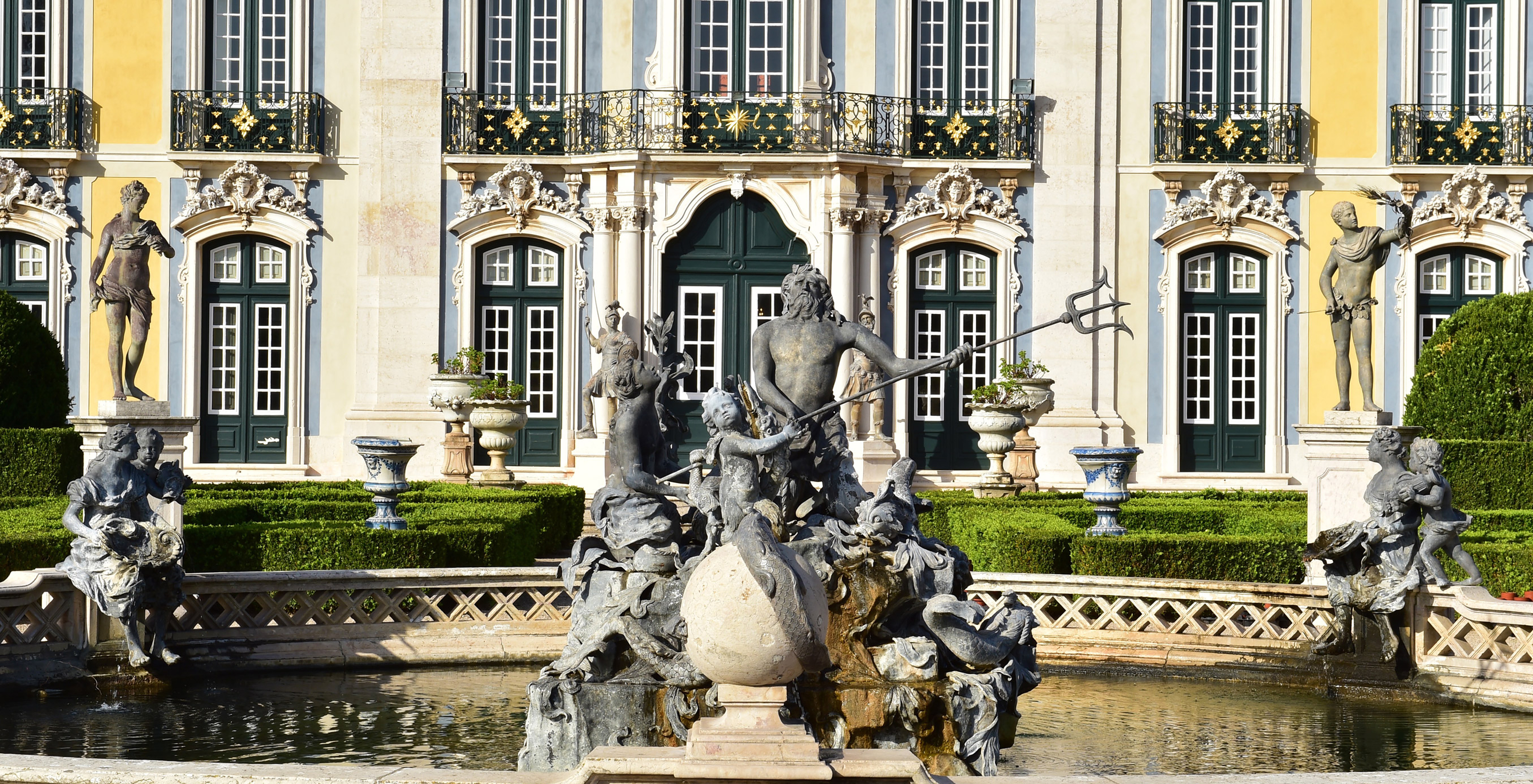 Brunnen mit Statue im Hauptgarten des Nationalpalasts von Queluz, gegenüber der Pousada von Queluz