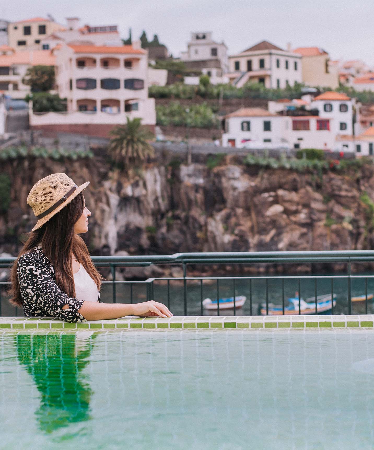 Hotel in Câmara de Lobos hat ein Dach mit Aussicht und einem Pool