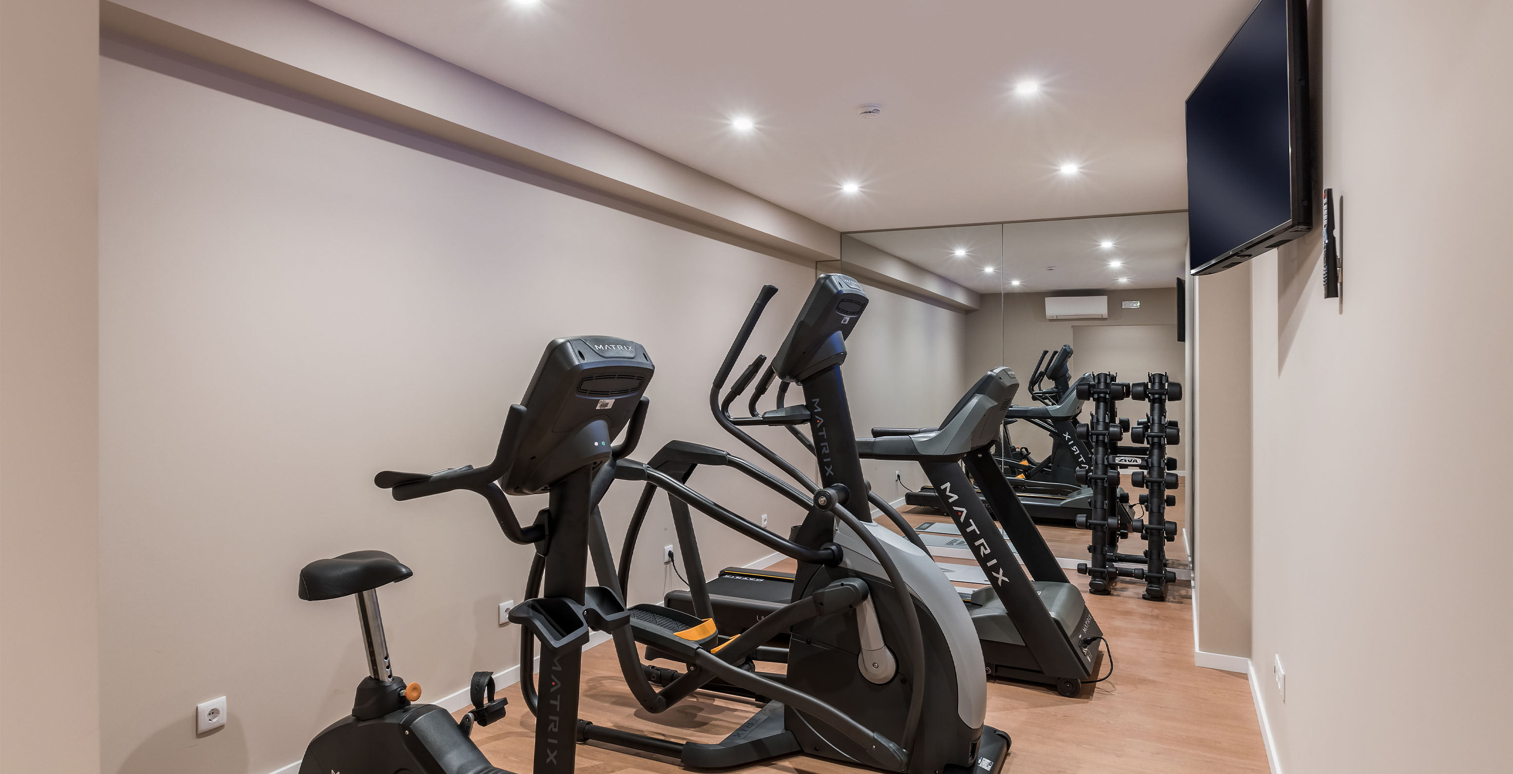 Das Hotel in der Bucht von Câmara de Lobos, nahe Funchal, hat ein Fitnessstudio mit verschiedenen Trainingsgeräten und TV