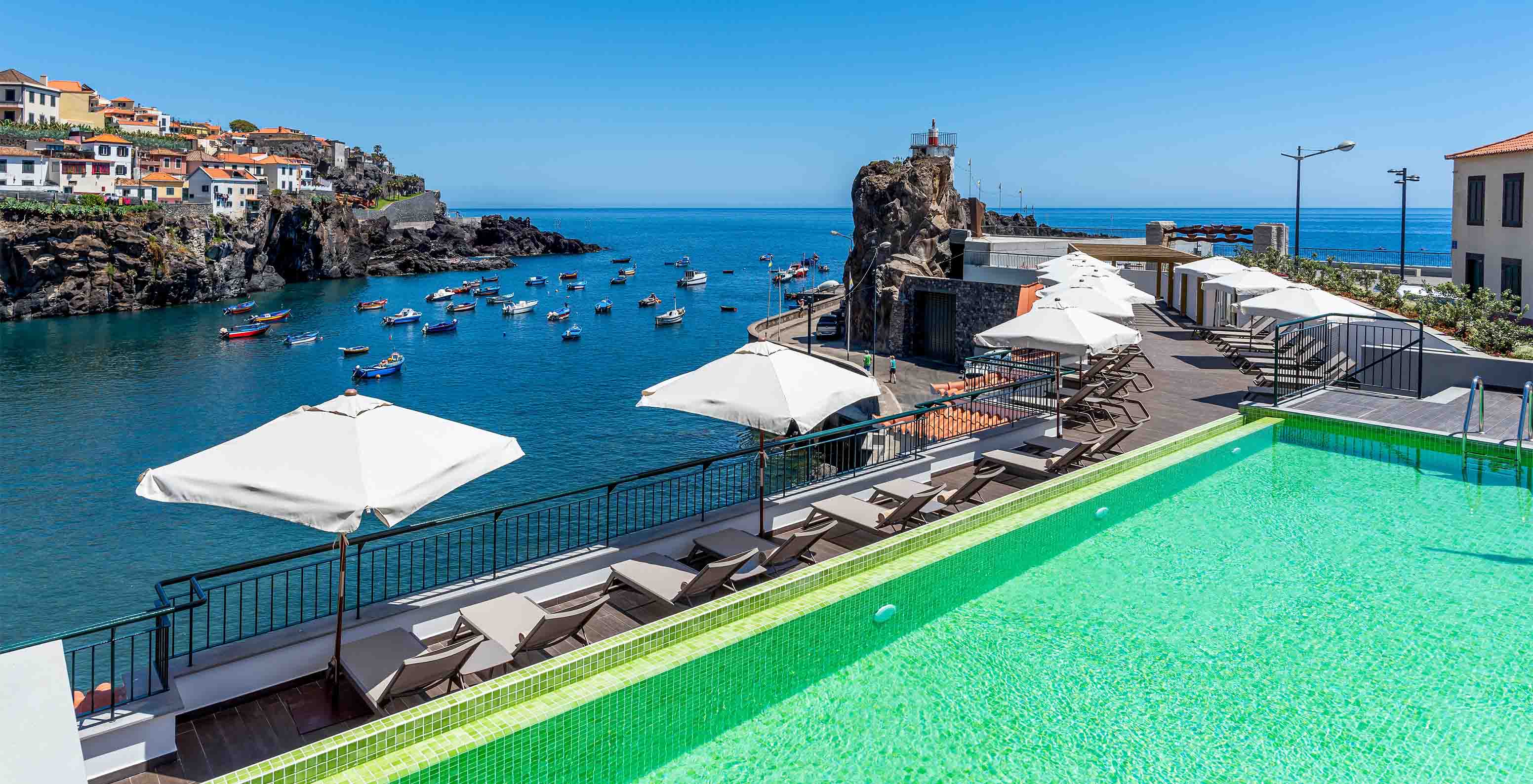 Das Hotel in der Bucht von Câmara de Lobos, nahe Funchal, hat einen Außenpool auf dem Dach mit Blick auf die Bucht