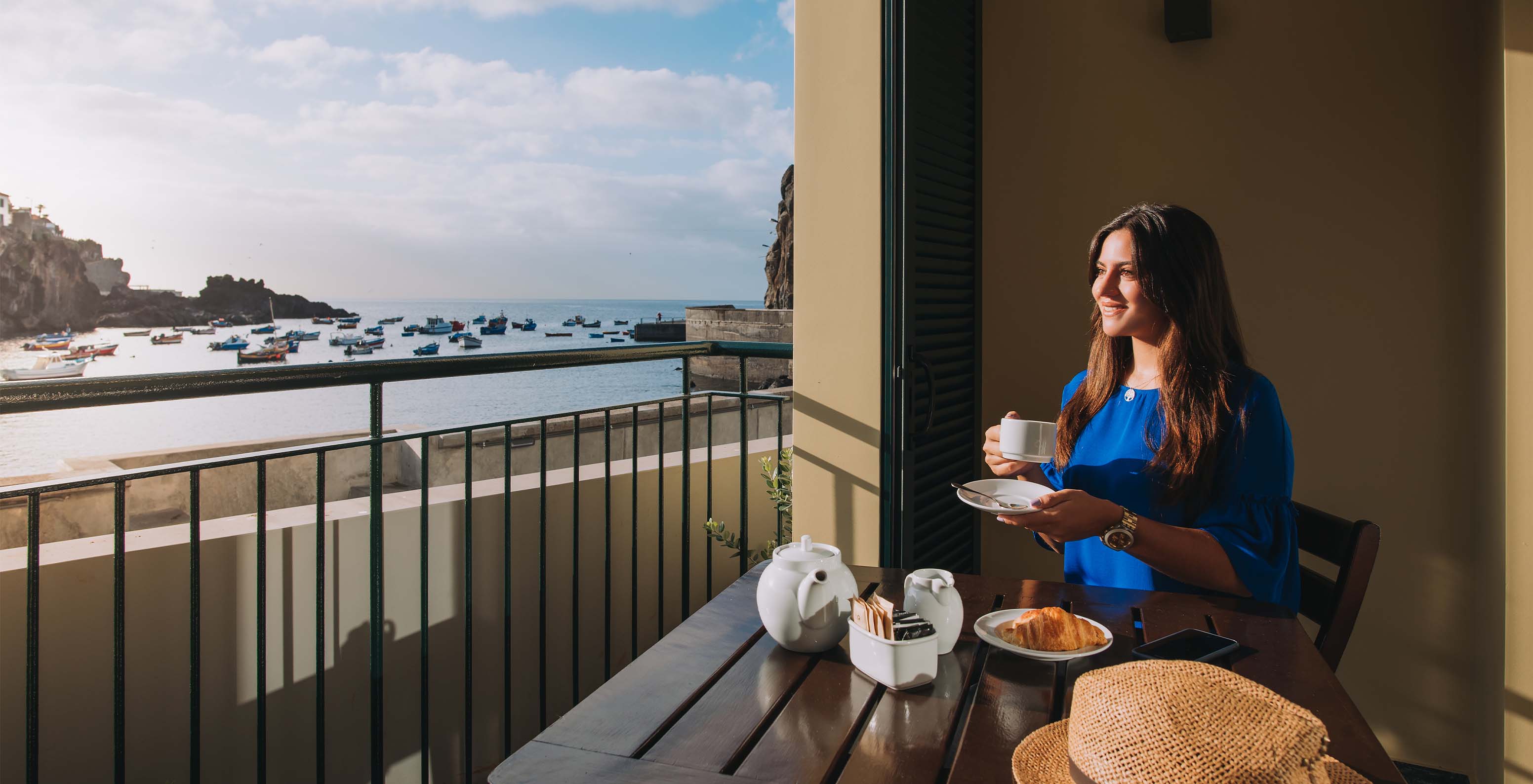 Das Deluxe Bay View Zimmer im Pestana Churchill Bay hat einen Balkon mit Meerblick, wo man frühstücken kann