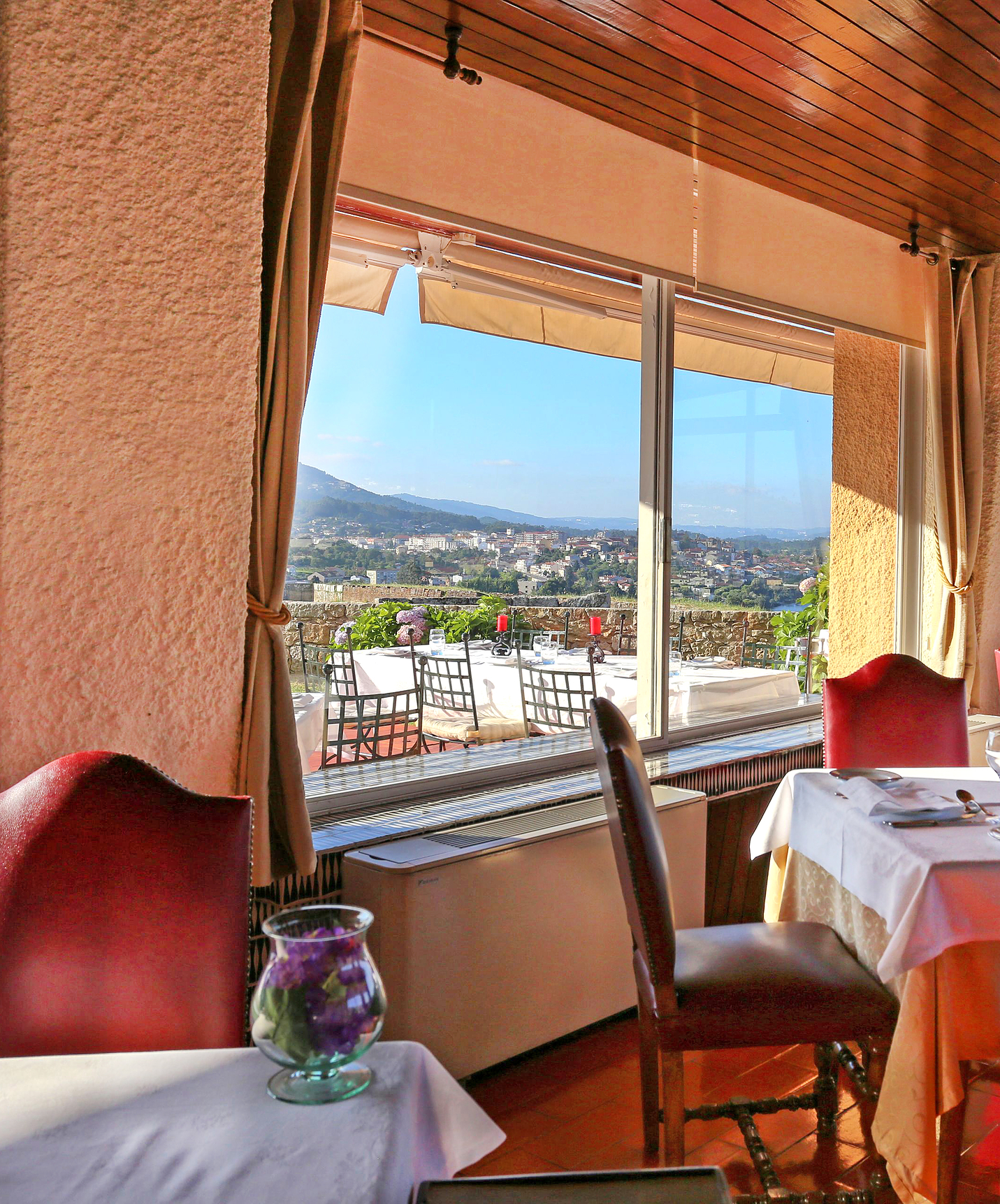 Pousada Valença, ein charmantes Hotel in Valença, hat ein Restaurant mit Tischen drinnen und einer Terrasse mit Aussicht