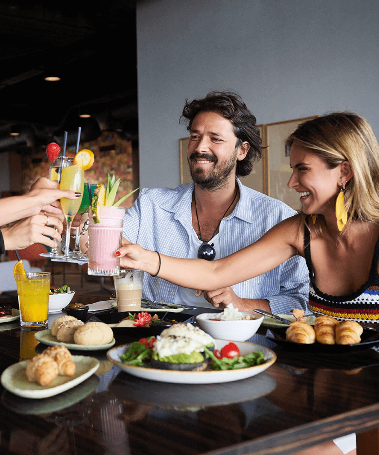 Mahlzeit mit Freunden mit Smoothies, Fruchtsäften, Brot, Croissants und Avocado-Toast, in einem Hotel der Pestana Hotel Group